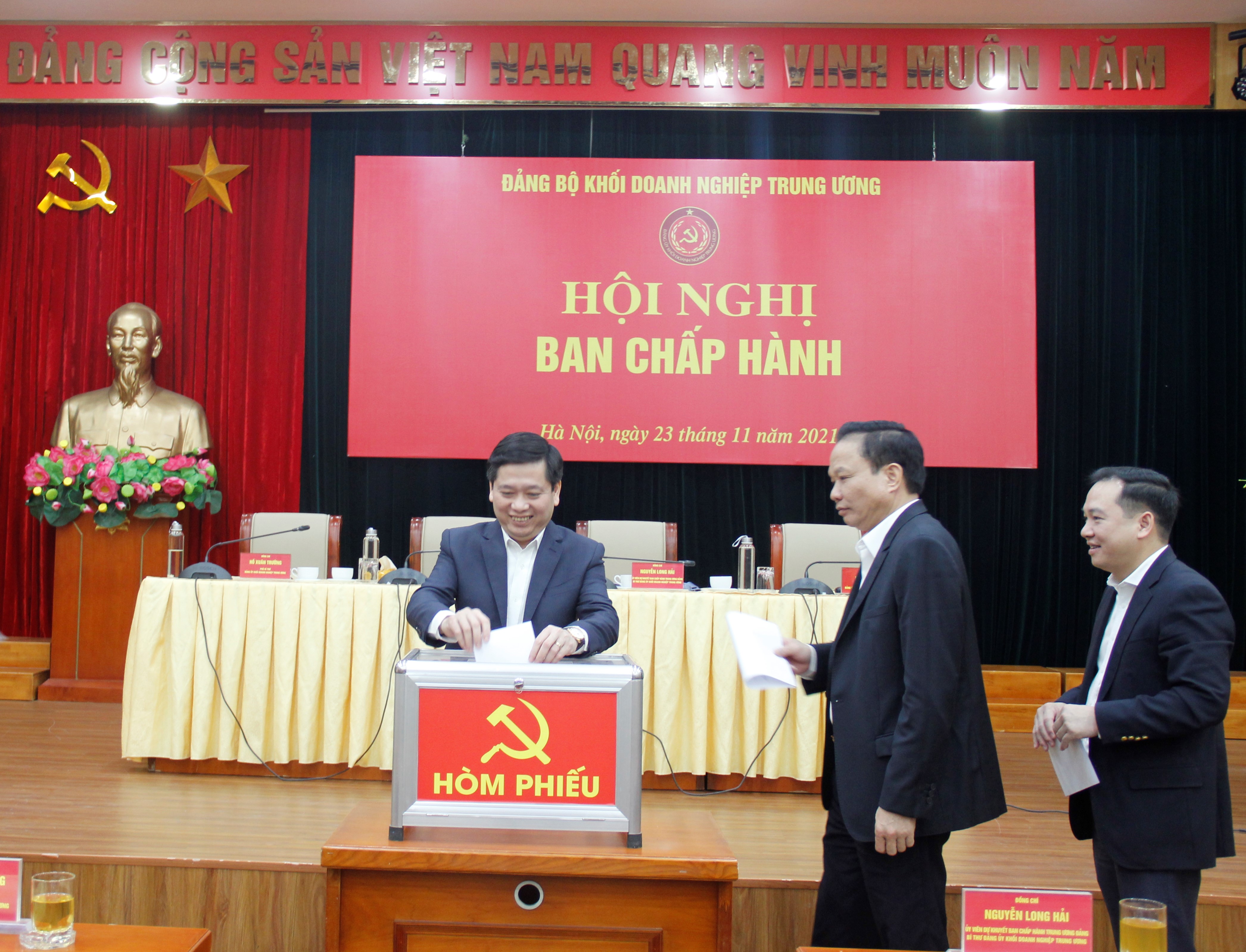 Các đại biểu bỏ phiếu giới thiệu nhân sự kiện toàn, bổ sung Ban Thường vụ Đảng ủy Khối.