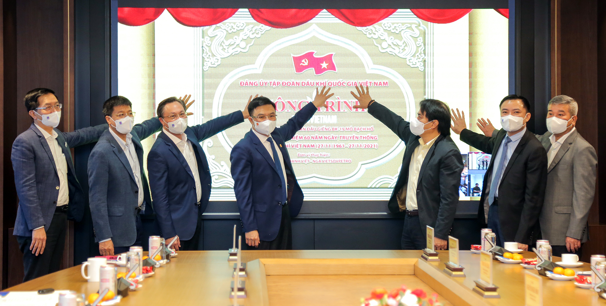 Lễ gắn biển công trình Dự án xây dựng giàn đầu giếng BK-21.