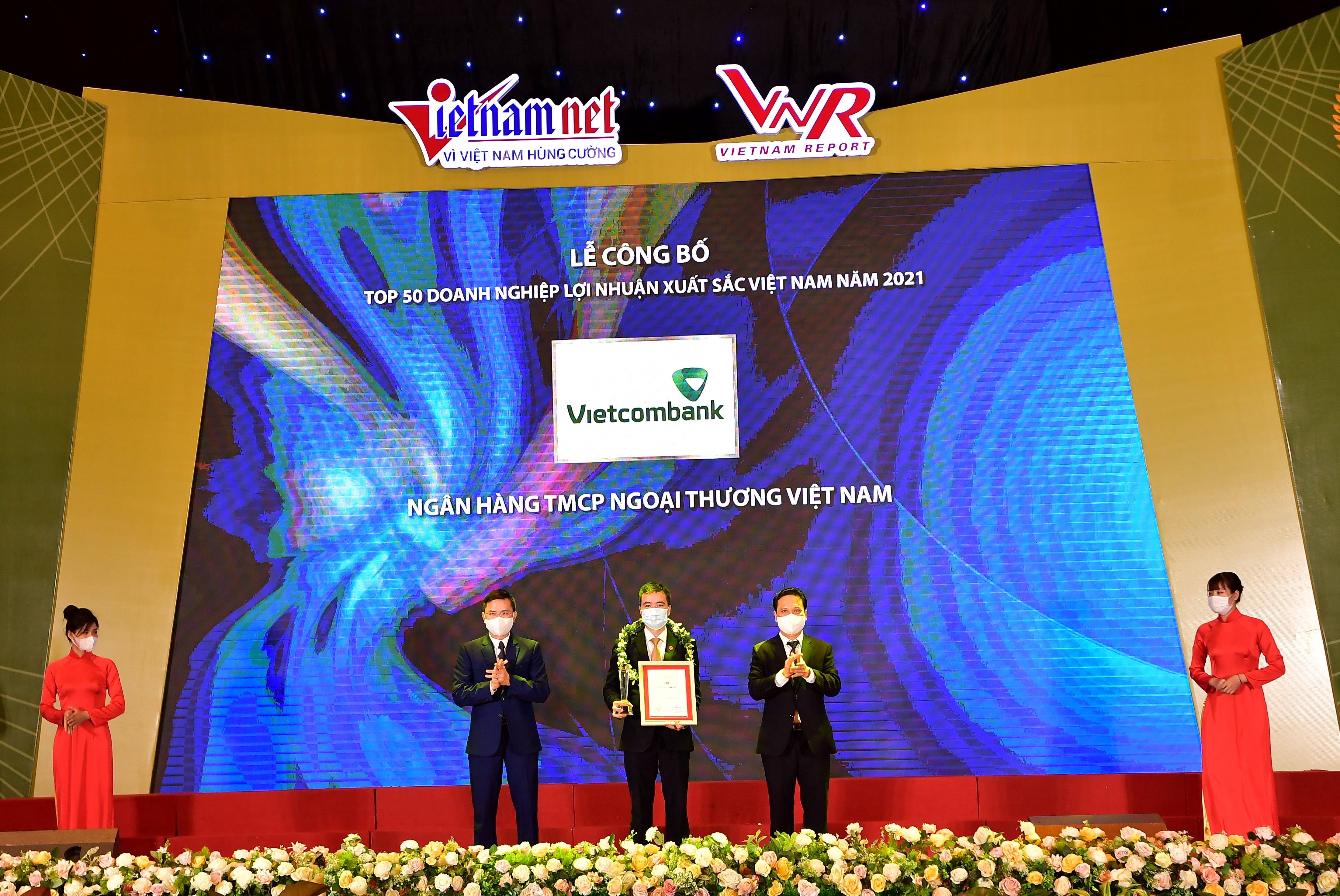 Đại diện Vietcombank vinh dự lọt trong Top 50 và được vinh danh tại buổi Lễ.