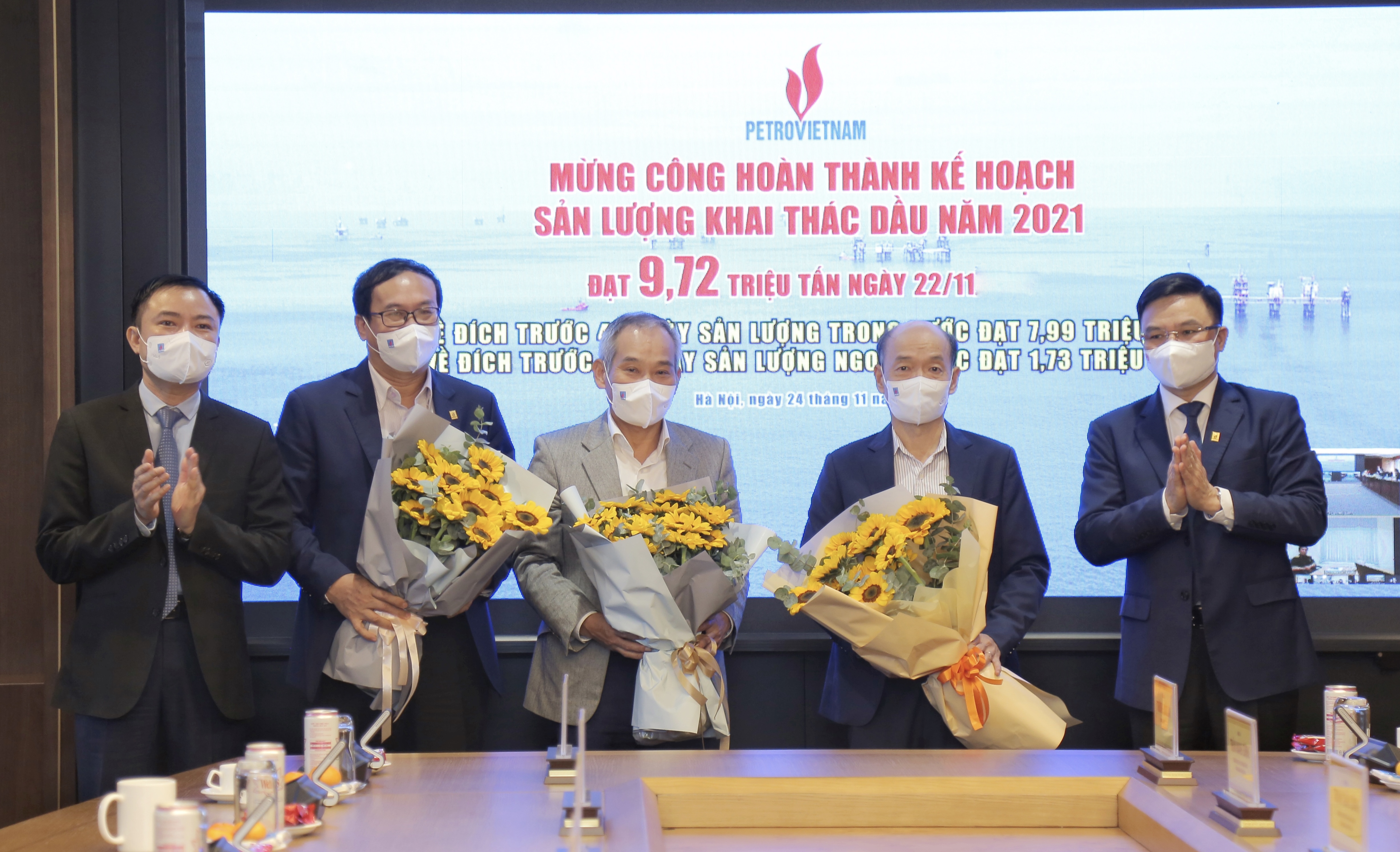 Mừng công hoàn thành kế hoạch sản lượng khai thác dầu năm 2021.