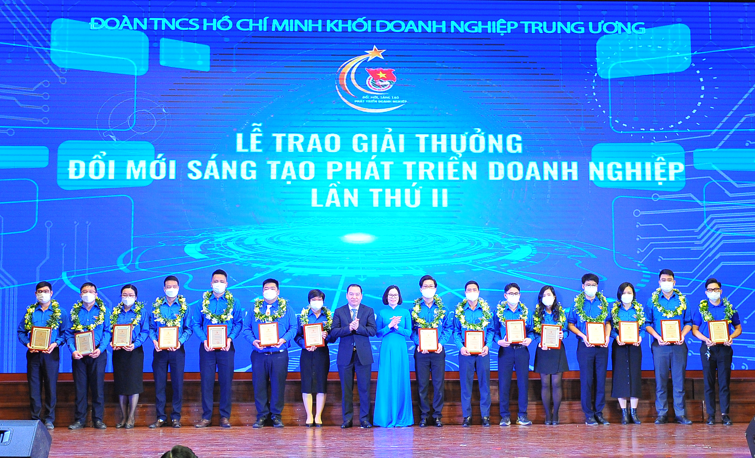 Đồng chí Hồ Xuân Trường, Phó Bí thư Đảng uỷ Khối Doanh nghiệp Trung ương và đồng chí Hoàng Thị Minh Thu, Uỷ viên Ban Thường vụ Trung ương Đoàn, Uỷ viên BCH Đảng bộ Khối, Bí thư Đoàn Khối DNTW trao thưởng cho 15 công trình đề tài tiêu biểu được tuyên dương.