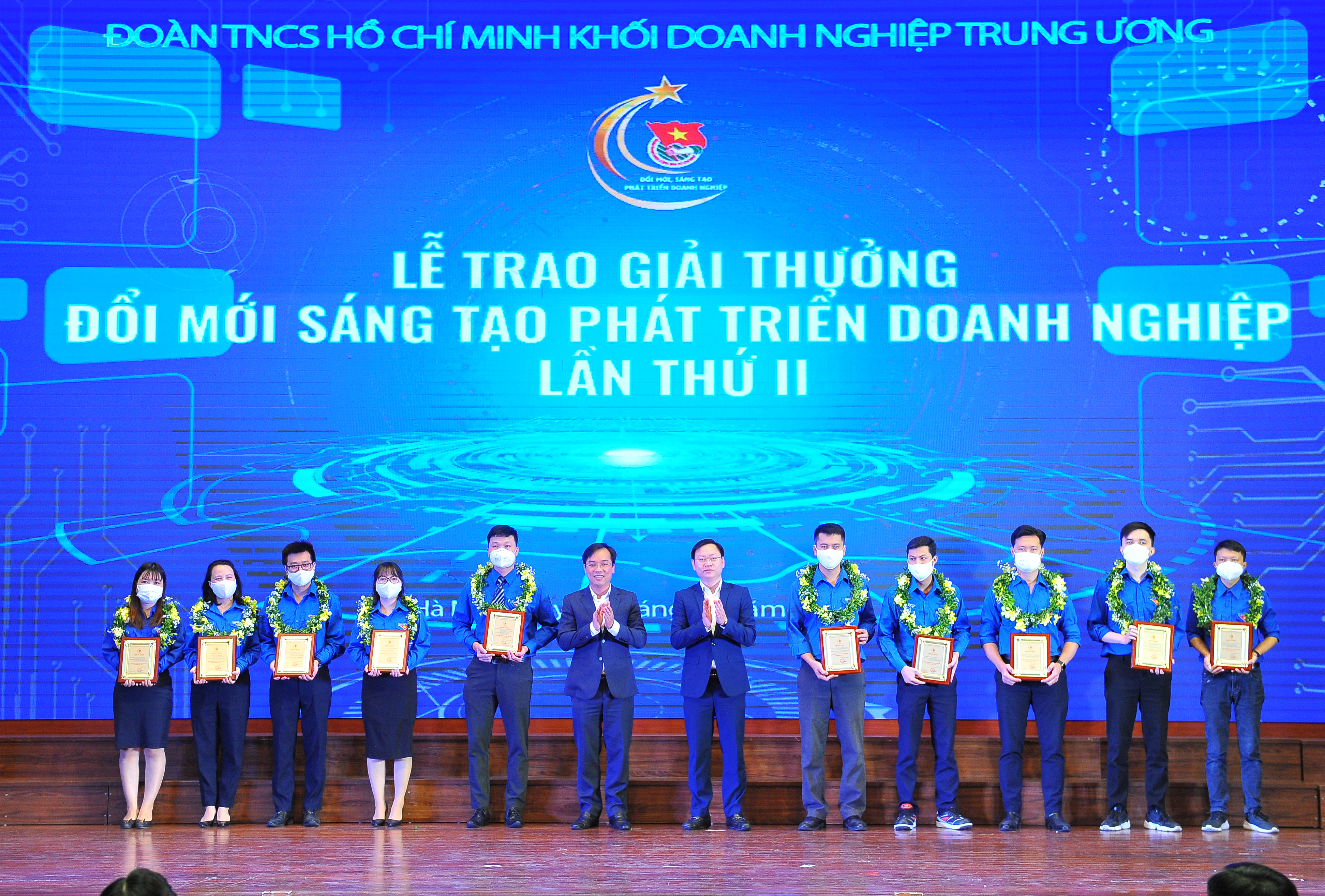 Đồng chí Nguyễn Bình Minh, Uỷ viên BTV, Chánh Văn phòng Trung ương Đoàn và đồng chí Trần Hữu, Uỷ viên BTV, Trưởng ban Thanh niên Công nhân đô thị Trung ương Đoàn trao thưởng cho cho các công trình, đề tài sáng tạo tiêu biểu.