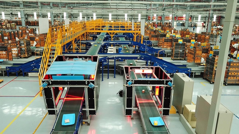Các kho bãi, trung tâm khai thác vận chuyển được Vietnam Post đầu tư trang bị hệ thống dây chuyền chia chọn tự động với công suất hàng chục nghìn bưu gửi/giờ.