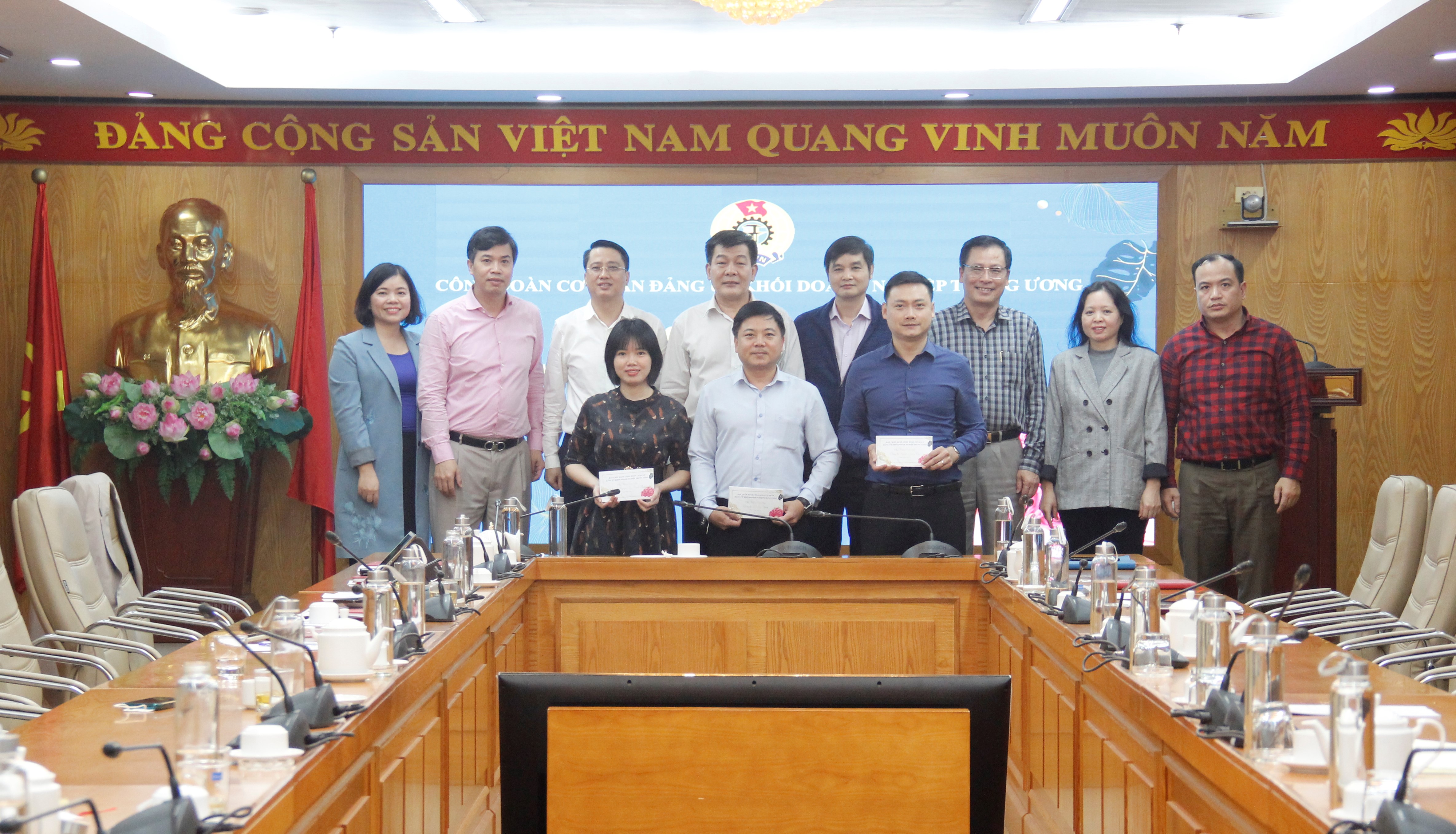 Đồng chí Nguyễn Đức Phong - Phó Bí thư Thường trực Đảng ủy Khối và lãnh đạo các Ban, đơn vị chụp ảnh lưu niệm cùng các đoàn viên công đoàn Cơ quan Đảng ủy Khối có ngày sinh nhật trong tháng 12.