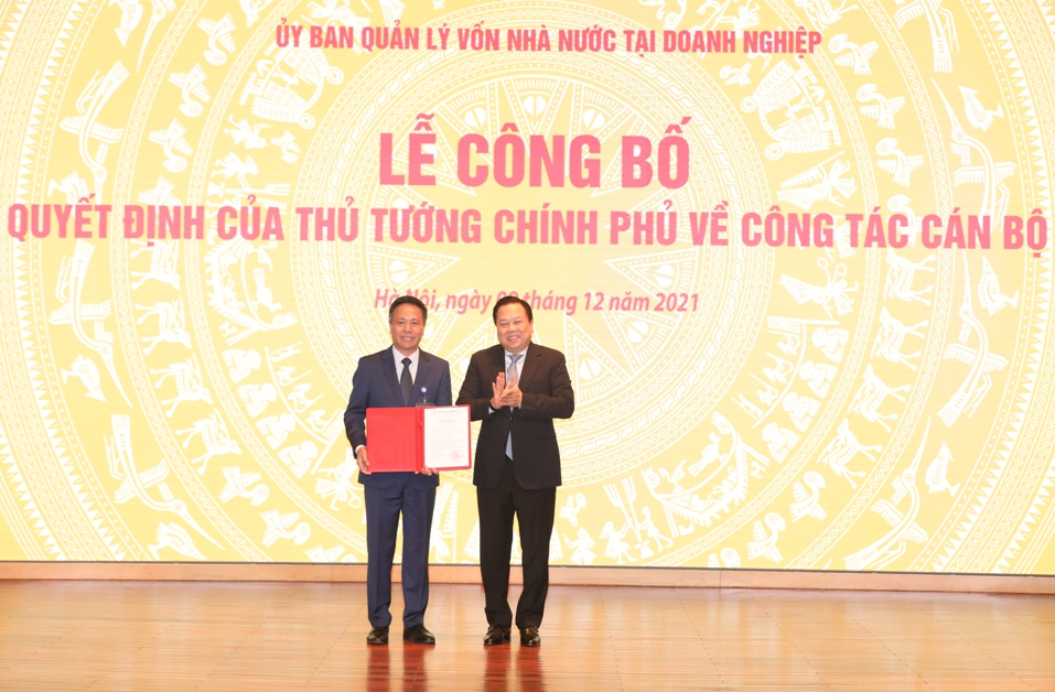 Đồng chí Nguyễn Hoàng Anh - Chủ tịch Ủy ban Quản lý vốn Nhà nước tại Doanh nghiệp thay mặt Thủ tướng Chính phủ trao Quyết định bổ nhiệm chức vụ Chủ tịch HĐTV Tập đoàn VNPT cho ông Tô Dũng Thái