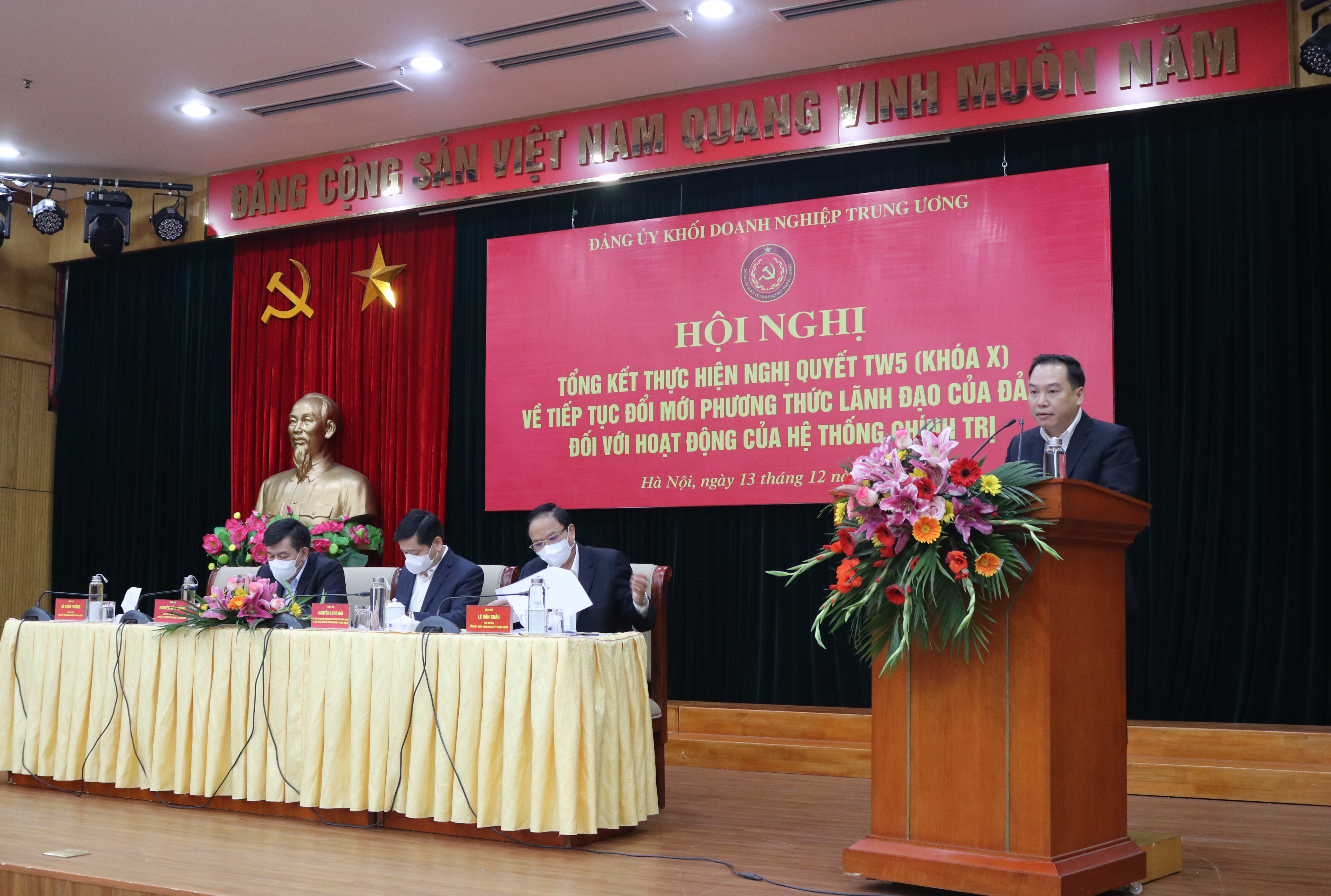 Đồng chí Hồ Xuân Trường, Phó Bí thư Đảng ủy Khối trình bầy tóm tắt báo cáo tại Hội nghị .