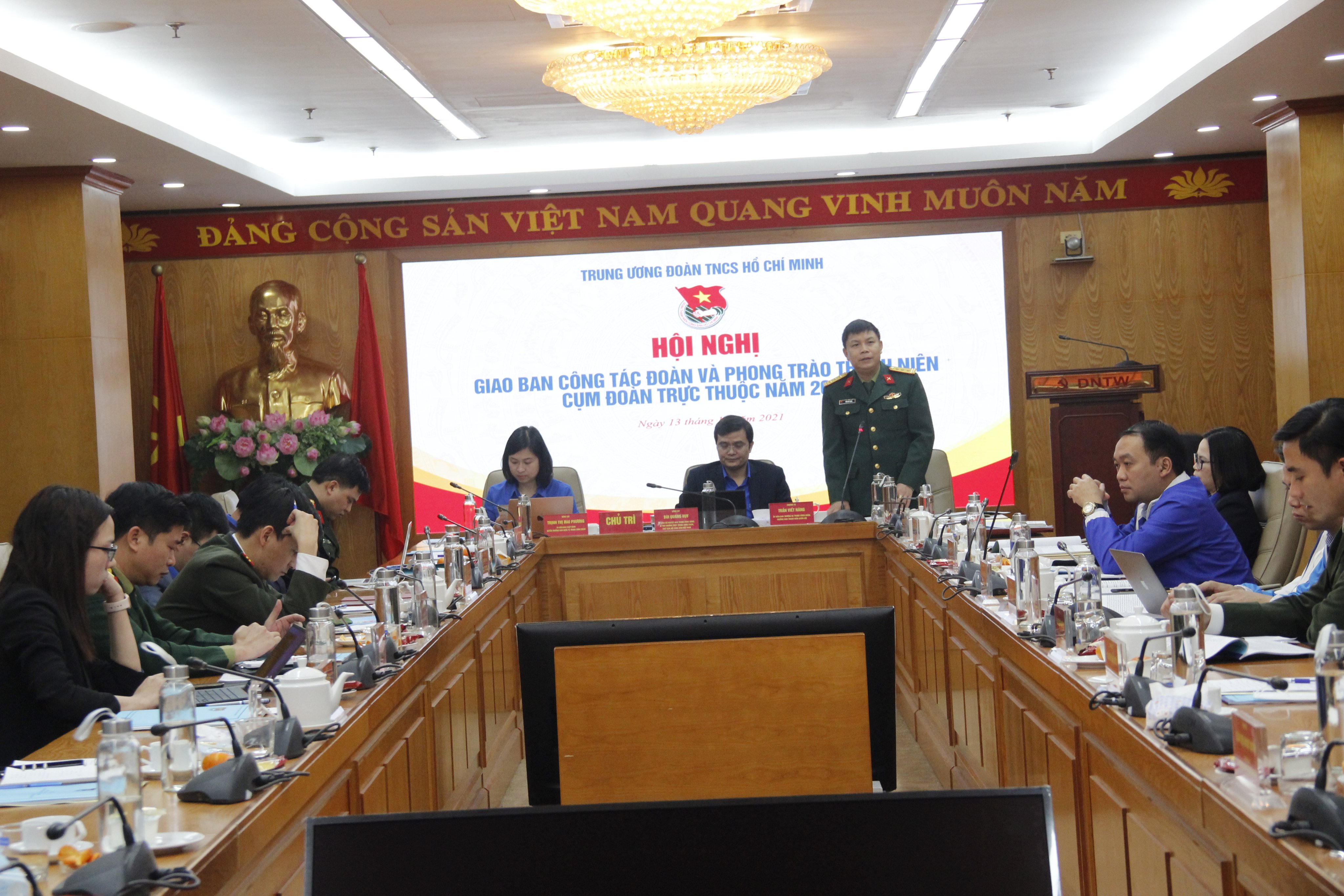 Đồng chí Thượng tá Trần Viết Năng, Uỷ viên BTV Trung ương Đoàn, Trưởng ban Thanh niên Quân đội phát biểu tại Hội nghị.