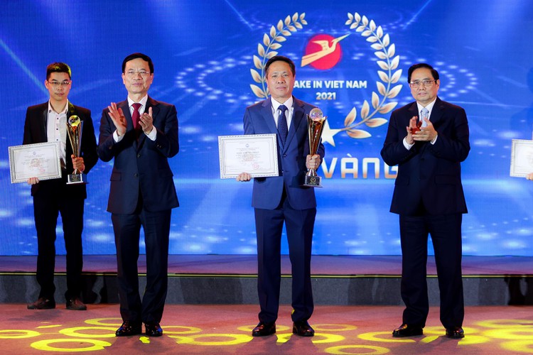 Chủ tịch HĐTV VNPT Tô Dũng Thái nhận giải Vàng Make in Viet Nam 2021 cho các sản phẩm công nghệ số của VNPT do Thủ tướng Phạm Minh Chính và Bộ trưởng Bộ Thông tin và Truyền thông Nguyễn Mạnh Hùng trao. Ảnh: Nguyễn Khánh.