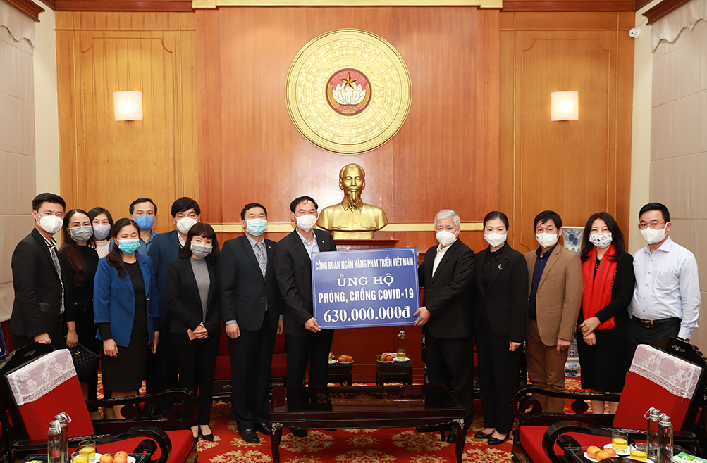 UBTƯ MTTQ Việt Nam tiếp nhận số tiền do cán bộ, người lao động, đoàn viên công đoàn của Ngân hàng Phát triển Việt Nam ủng hộ.
