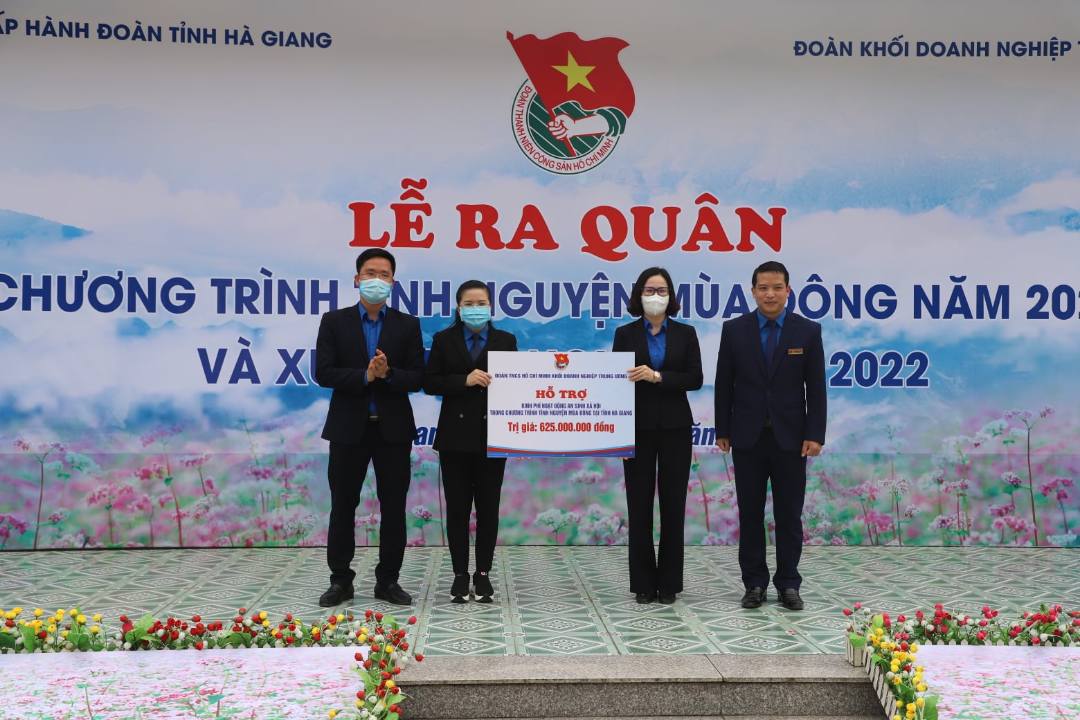 Đồng chí Hoàng Thị Minh Thu, Uỷ viên BTV Trung ương Đoàn, Uỷ viên BCH Đảng bộ Khối, Bí thư Đoàn Khối DNTW trao tặng biển hỗ trợ kinh phí hoạt động an sinh xã hội trong chương trình tình nguyện mùa đông tại tỉnh Hà Giang tổng kinh phí trị giá 625 triệu đồng.