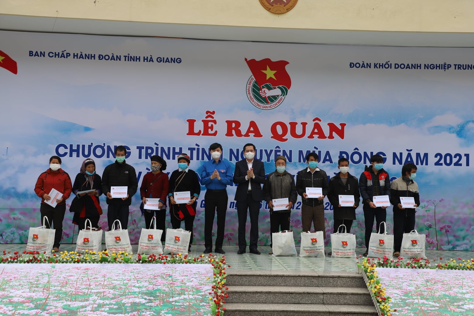 Đồng chí Nguyễn Long Hải, Uỷ viên dự khuyết BCH Trung ương Đảng, Bí thư Đảng uỷ Khối DNTW và đồng chí Nguyễn Minh Triết, Bí thư Trung ương Đoàn tặng quà cho đại diện các hộ nghèo, gia đình chính sách tỉnh Hà Giang.