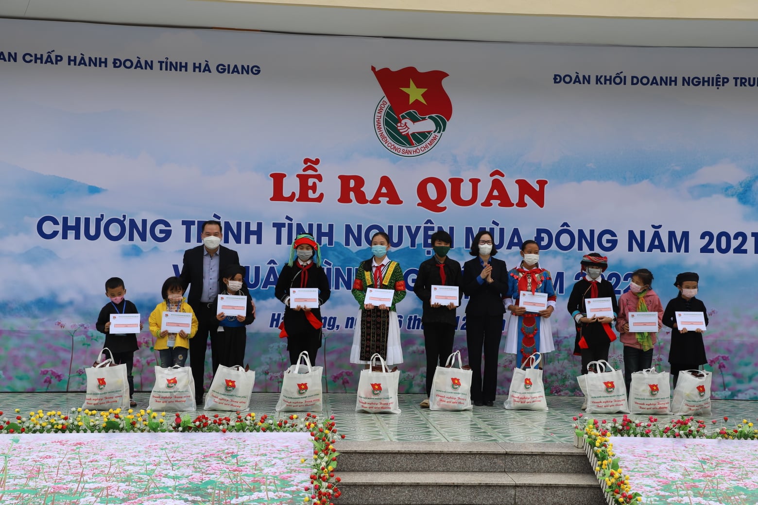 Đồng chí Hồ Xuân Trường, Phó Bí thư Đảng uỷ Khối Doanh nghiệp Trung ương và đồng chí Hoàng Thị Minh Thu, Uỷ viên BTV Trung ương Đoàn, Uỷ viên BCH Đảng bộ Khối, Bí thư Đoàn Khối DNTW trao tặng quà cho 10 em học sinh nghèo vượt khó của tỉnh Hà Giang.