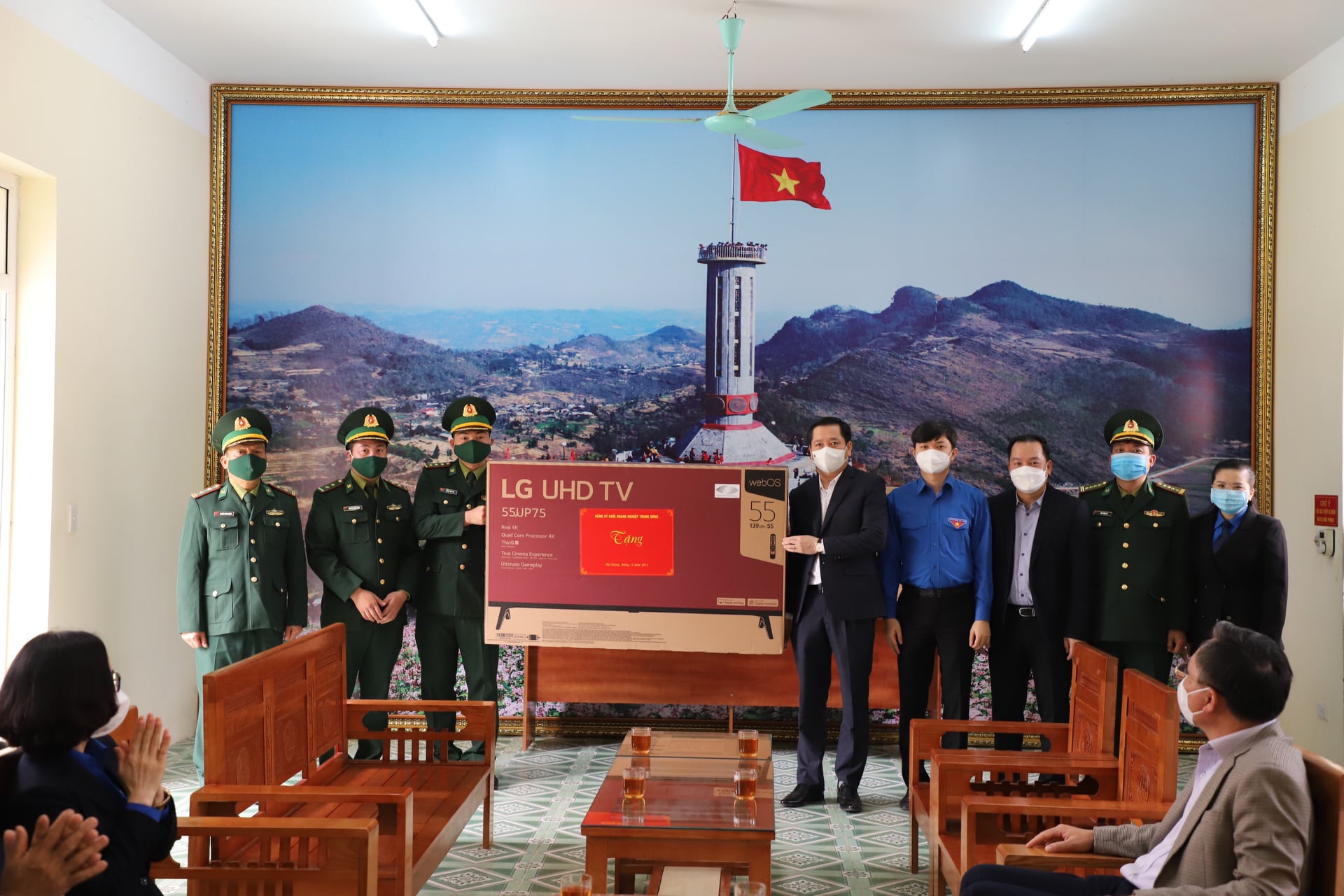 Đồng chí Nguyễn Long Hải, Uỷ viên dự khuyết BCH Trung ương Đảng, Bí thư Đảng uỷ Khối DNTW và đoàn công tác thăm và tặng quà cho Đại đội Cơ động bộ đội Biên phòng tại xã Thanh Thuỷ, huyện Vị Xuyên.