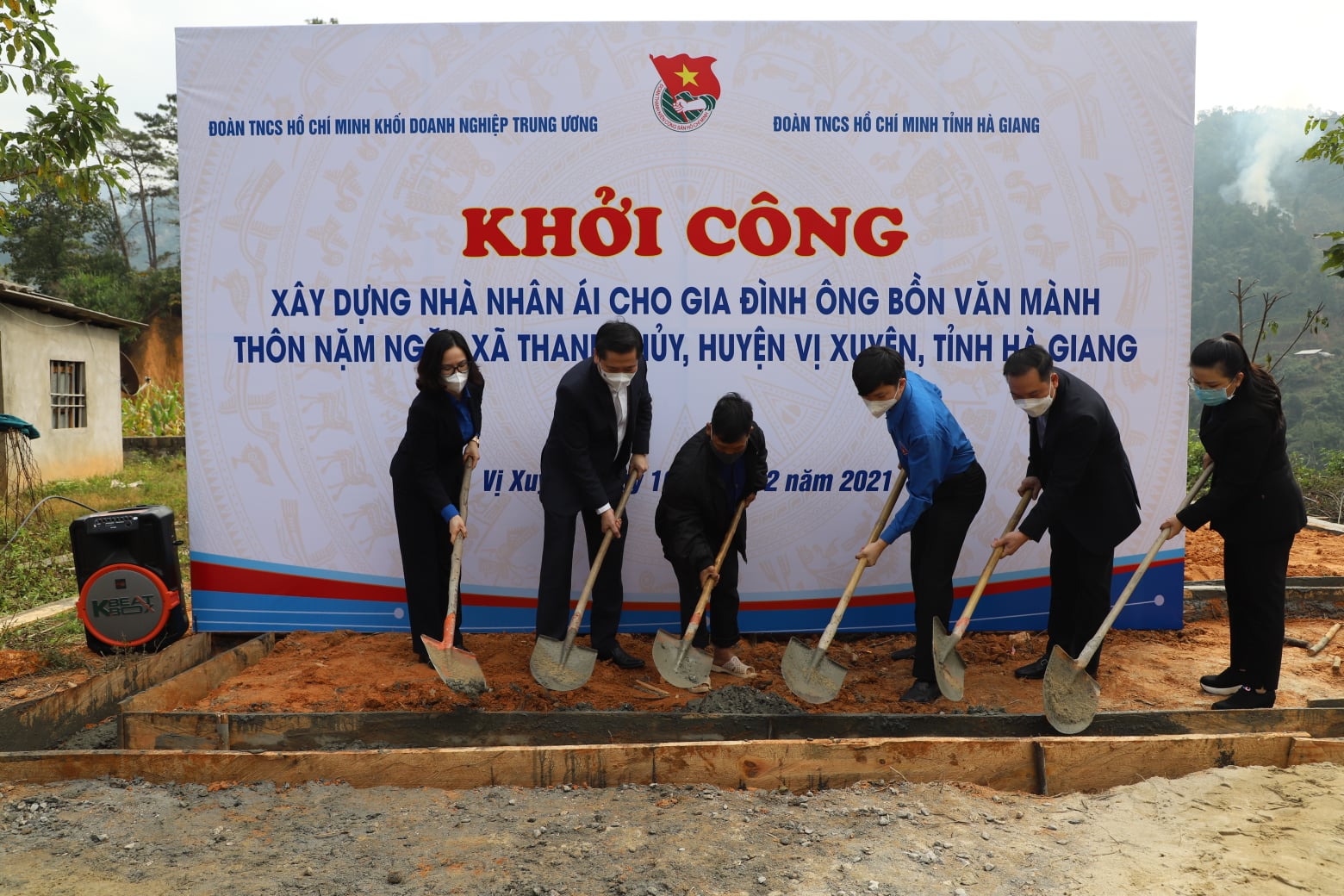 Đoàn công tác thăm và khởi công xây dựng nhà nhân ái cho Gia đình ông Bồn Văn Mành (người già neo đơn không nương tựa), thôn Nậm Ngàn, xã Thanh Thuỷ, huyện Vị Xuyên.