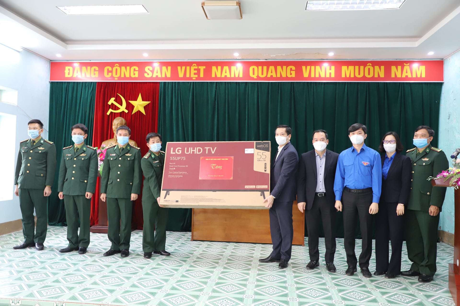 Đồng chí Nguyễn Long Hải, Uỷ viên dự khuyết BCH Trung ương Đảng, Bí thư Đảng uỷ Khối DNTW cùng đoàn công tác thăm và động viên các lực lượng tuyến đầu khu cách ly đồn biên phòng Thanh Thuỷ, huyện Vị Xuyên, tỉnh Hà Giang.