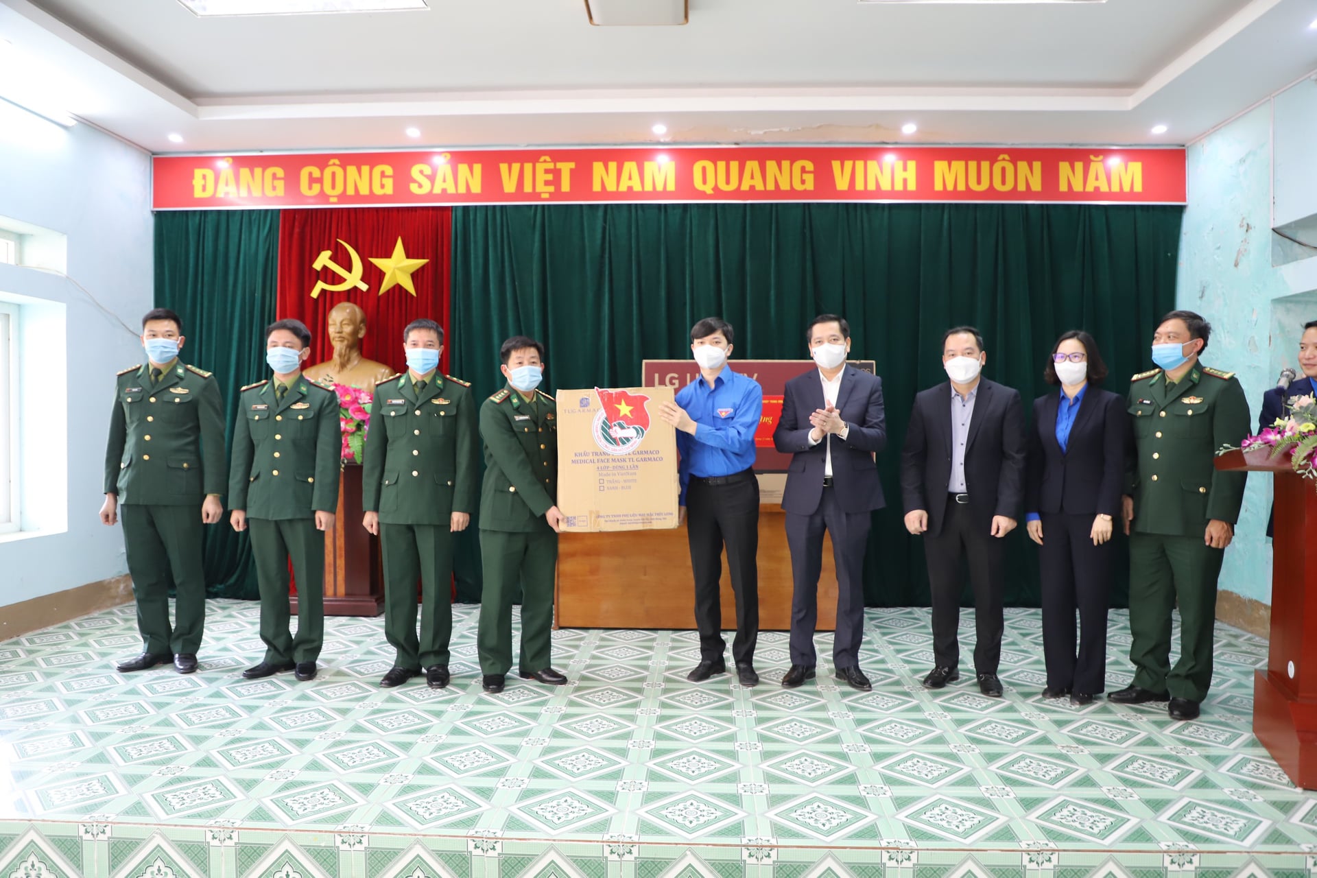 Đồng chí Nguyễn Minh Triết, Bí thư Trung ương Đoàn cùng đoàn công tác trao tặng quà và động viên, thăm hỏi lực lượng tuyến đầu khu cách ly đồn biên phòng Thanh Thuỷ, huyện Vị Xuyên, tỉnh Hà Giang.