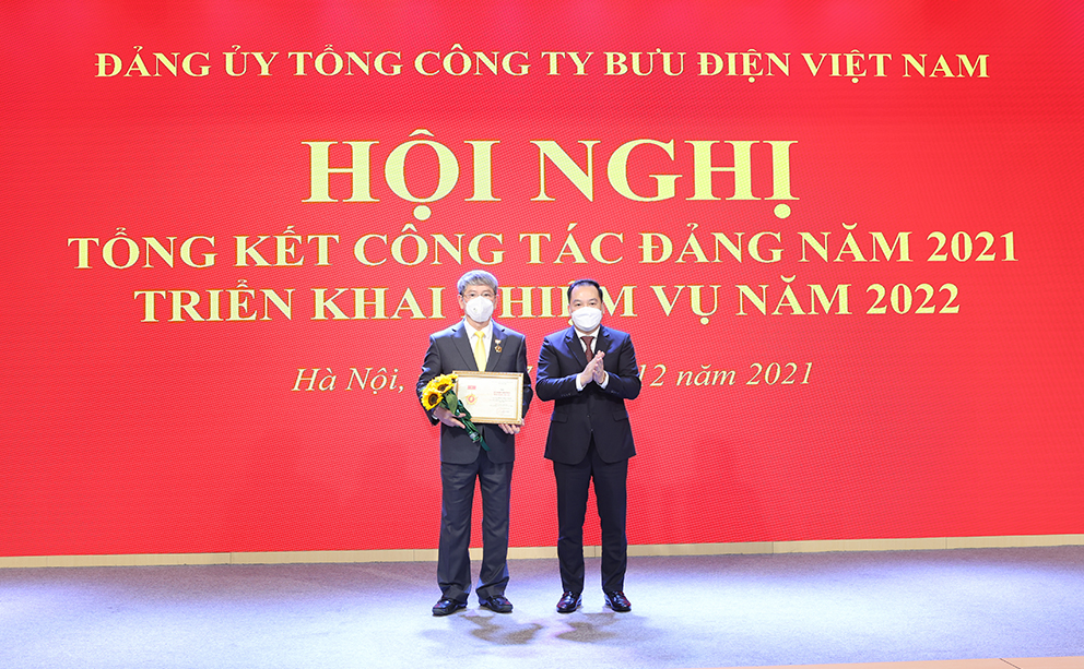 Phó Bí thư Đảng uỷ Khối Doanh nghiệp Trung ương Hồ Xuân Trường trao tặng Kỷ niệm chương “Vì sự nghiệp dân vận của Đảng