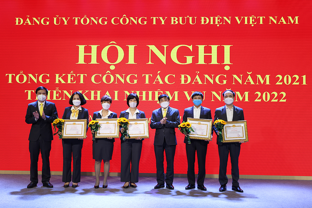 Đại diện lãnh đạo Đảng uỷ Tổng công ty Bưu điện Việt Nam trao tặng Giấy khen cho các tập thể, cá nhân có thành tích xuất sắc.
