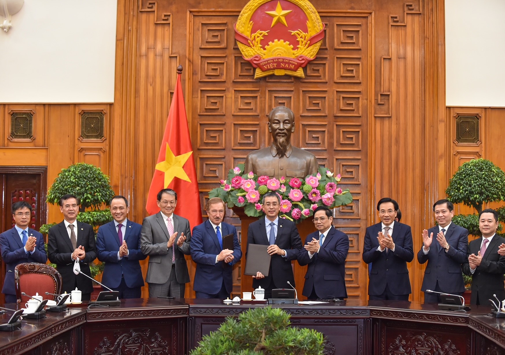 Thủ tướng Chính phủ Phạm Minh Chính chứng kiến VNA trao thỏa thuận với ALC. (Ảnh: Nhân Dân)