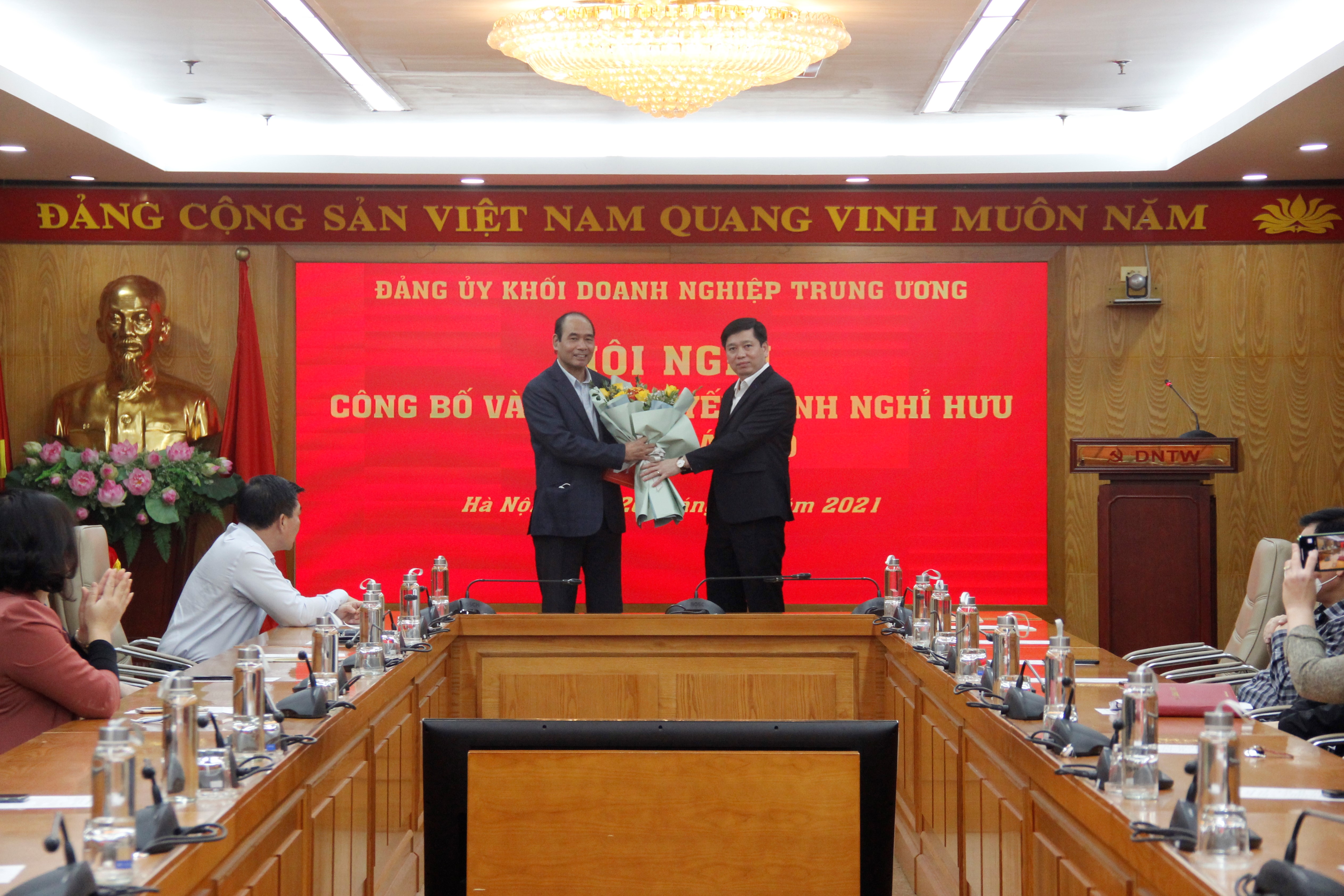 Đồng chí Nguyễn Long Hải, Ủy viên dự khuyết BCH Trung ương Đảng, Bí thư Đảng ủy Khối đã trao Quyết định và tặng hoa chúc mừng đồng chí Đặng Hùng Minh.