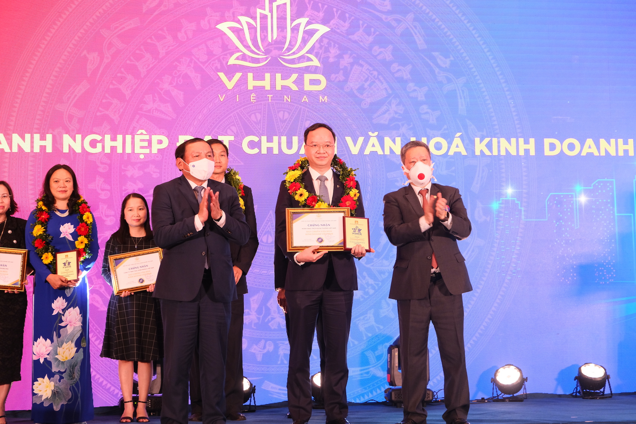 Phó Tổng Giám đốc Vietcombank Lê Quang Vinh nhận Chứng nhận doanh nghiệp đạt chuẩn văn hóa kinh doanh Việt Nam và kỷ niệm chương từ Ban Tổ chức chương trình.