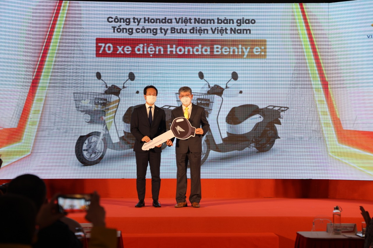 Đại diện hai doanh nghiệp trao chìa khóa tượng trưng bàn giao 70 xe điện.