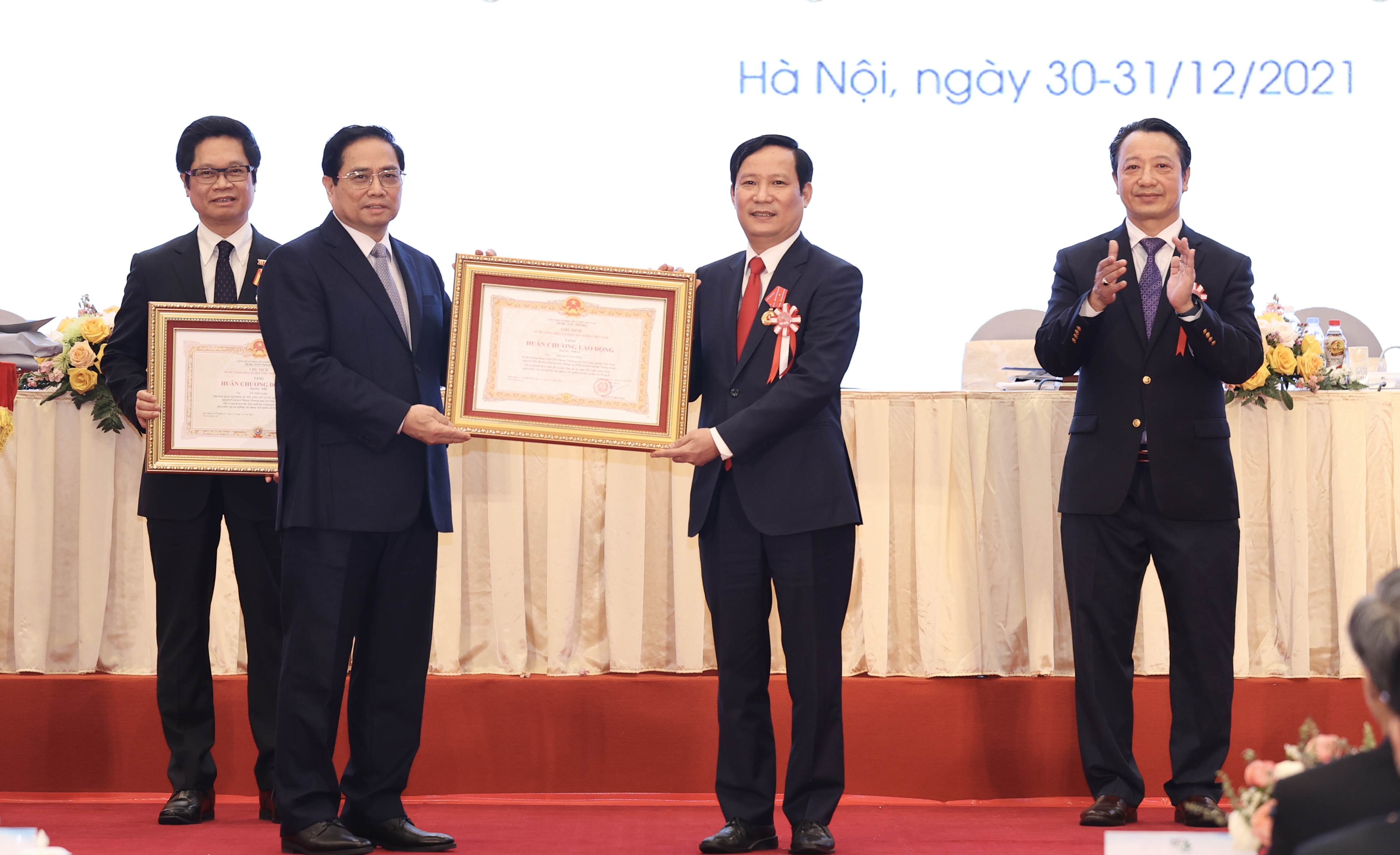 Thủ tướng Phạm Minh Chính trao Huân chương Lao động hạng Nhất cho đồng chí Phạm Tấn Công, Chủ tịch VCCI.