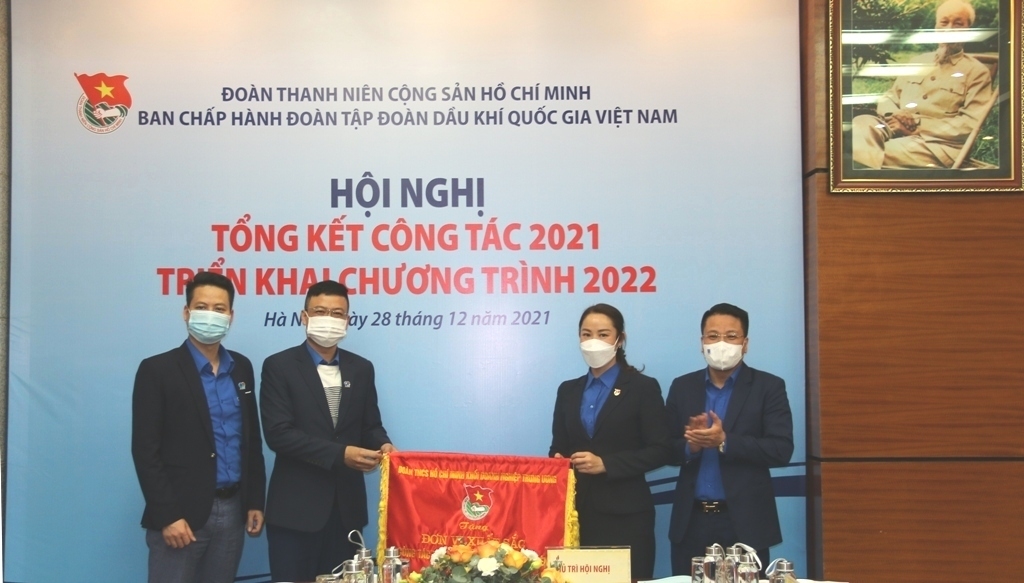 Đoàn Thanh niên Tập đoàn nhận Cờ thi đua của Đoàn Khối Doanh nghiệp Trung ương.