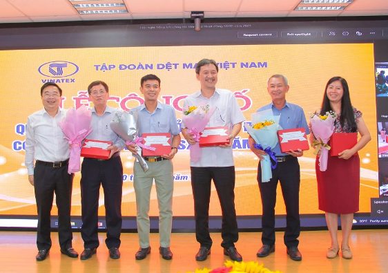 Đồng chí Lê Tiến Trường- Bí thư Đảng ủy, Chủ tịch HĐQT Vinatex trao thưởng cho các tập thể, cá nhân tiêu biểu.