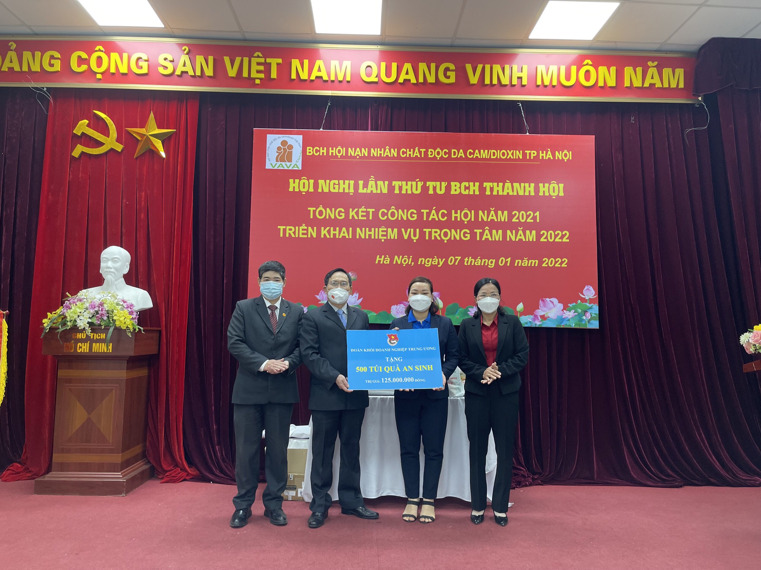 Đồng chí Trần Thị Ngọc Quỳnh - Phó Bí thư Đoàn Khối Doanh nghiệp Trung ương trao biển hỗ trợ cho Hội Nạn nhân Chất độc màu da cam/Dioxin thành phố Hà Nội