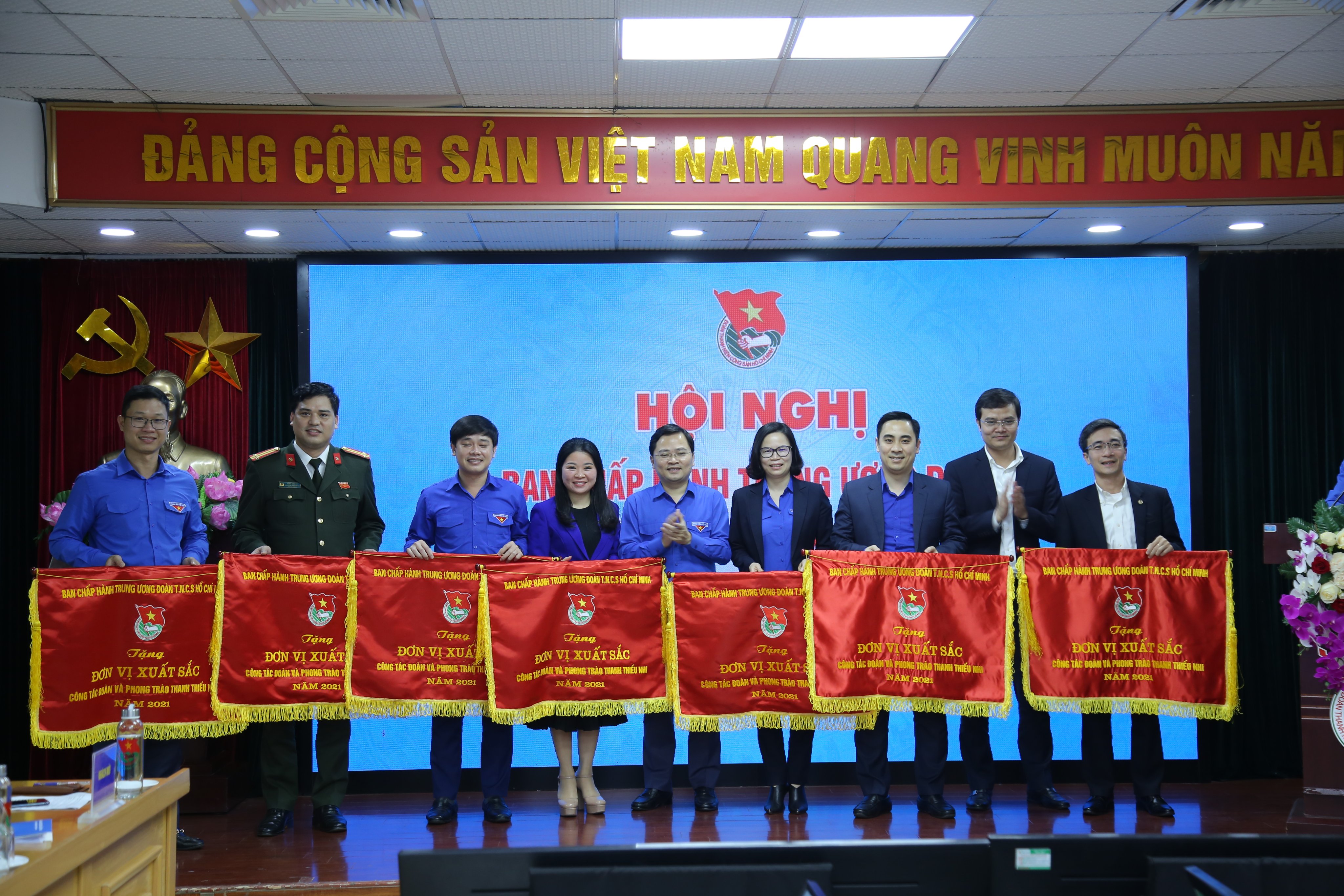 Đồng chí Nguyễn Anh Tuấn - Uỷ viên BCH Trung ương Đảng, Bí thư thứ nhất Trung ương Đoàn và đồng chí Bùi Quang Huy, Uỷ viên dự khuyết BCH Trung ương Đảng, Bí thư thường trực Trung ương Đoàn trao tặng Cờ thi đua cho các đơn vị có thành tích xuất sắc trong công tác Đoàn và phong trào thanh thiếu nhi năm 2021.  Với những thành tích đã đạt được, Đoàn Khối Doanh nghiệp Trung ương vinh dự nhận Cờ thi đua đơn vị có thành tích xuất sắc trong công tác Đoàn và phong trào thanh thiếu nhi năm 2021 của Ban Chấp hành Trung ương Đoàn TNCS Hồ Chí Minh.