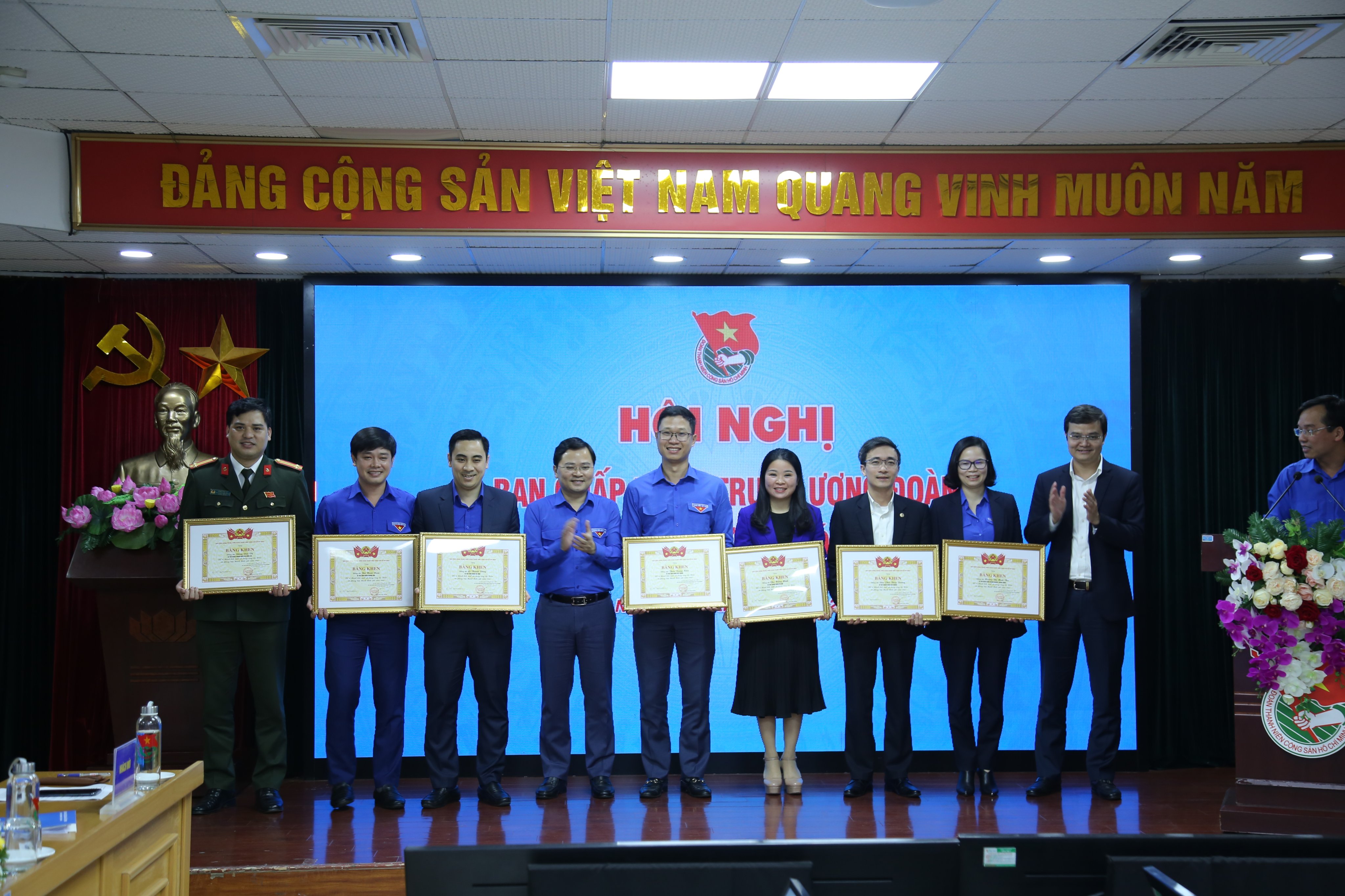 Đồng chí Nguyễn Anh Tuấn - Uỷ viên BCH Trung ương Đảng, Bí thư thứ nhất Trung ương Đoàn và đồng chí Bùi Quang Huy, Uỷ viên dự khuyết BCH Trung ương Đảng, Bí thư thường trực Trung ương Đoàn trao tặng Bằng khen cho các cá nhân có thành tích xuất sắc trong công tác Đoàn và phong trào thanh thiếu nhi năm 2021.  Đồng chí Hoàng Thị Minh Thu - Uỷ viên BTV Trung ương Đoàn, Uỷ viên BCH Đảng bộ Khối, Bí thư Đoàn Khối Doanh nghiệp Trung ương vinh dự được nhận Bằng khen đã có thành tích xuất sắc trong công tác Đoàn và phong trào thanh thiếu nhi năm 2021 của Ban Chấp hành Trung ương Đoàn TNCS Hồ Chí Minh.