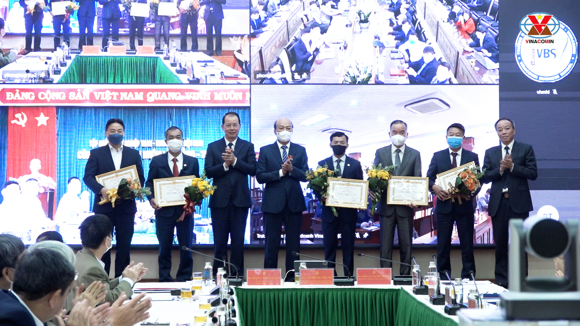 Đảng ủy Tập đoàn tặng giấy khen cho 5 tổ chức cơ sở đảng hoàn thành xuất sắc nhiệm vụ năm 2021.