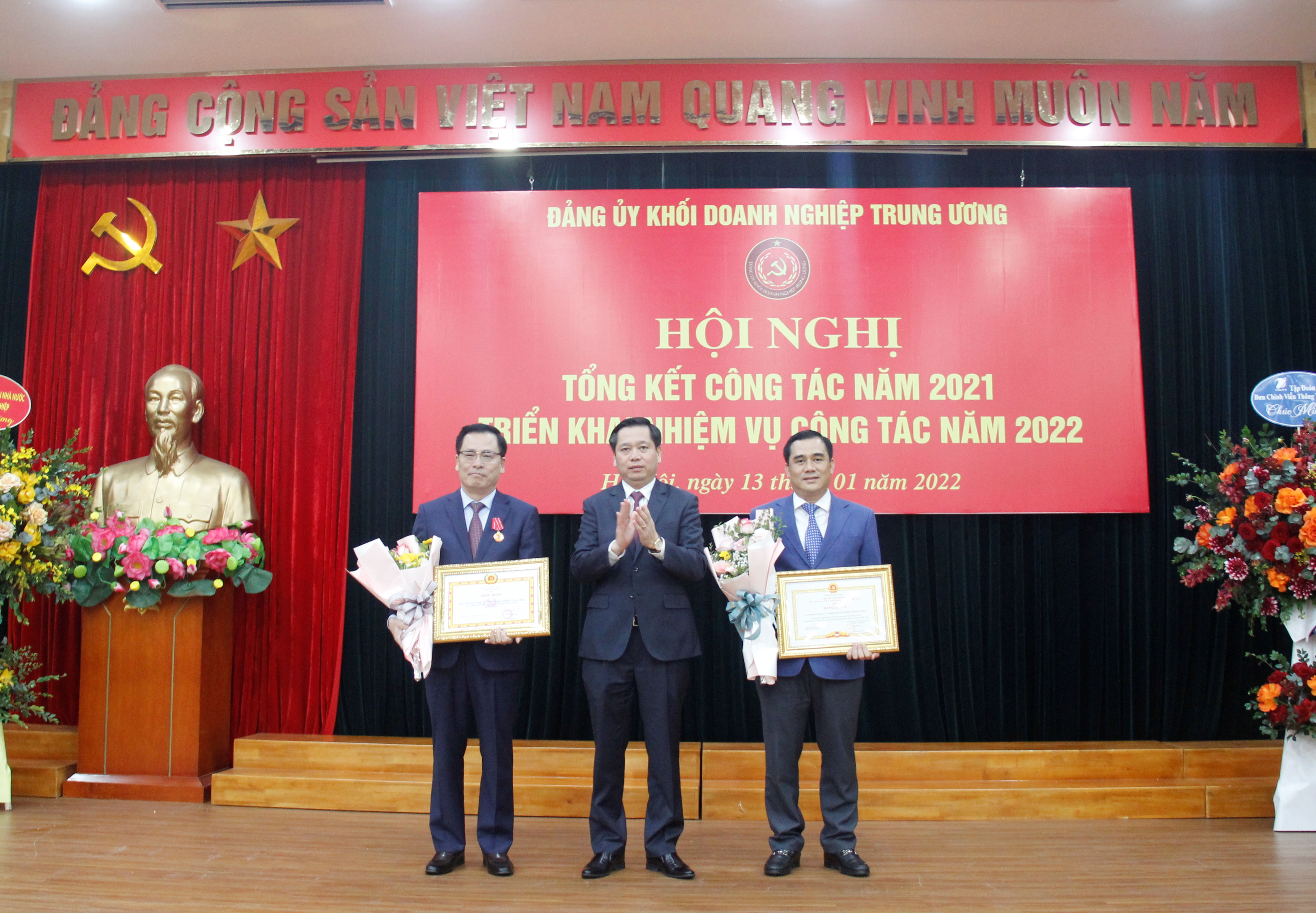 Đồng chí Nguyễn Long Hải - Ủy viên dự khuyết BCH Trung ương Đảng, Bí thư Đảng ủy Khối Doanh nghiệp Trung ương trao tặng Bằng khen của Ban Tổ chức Trung ương và Văn phòng Trung ương cho 2 tập thể.