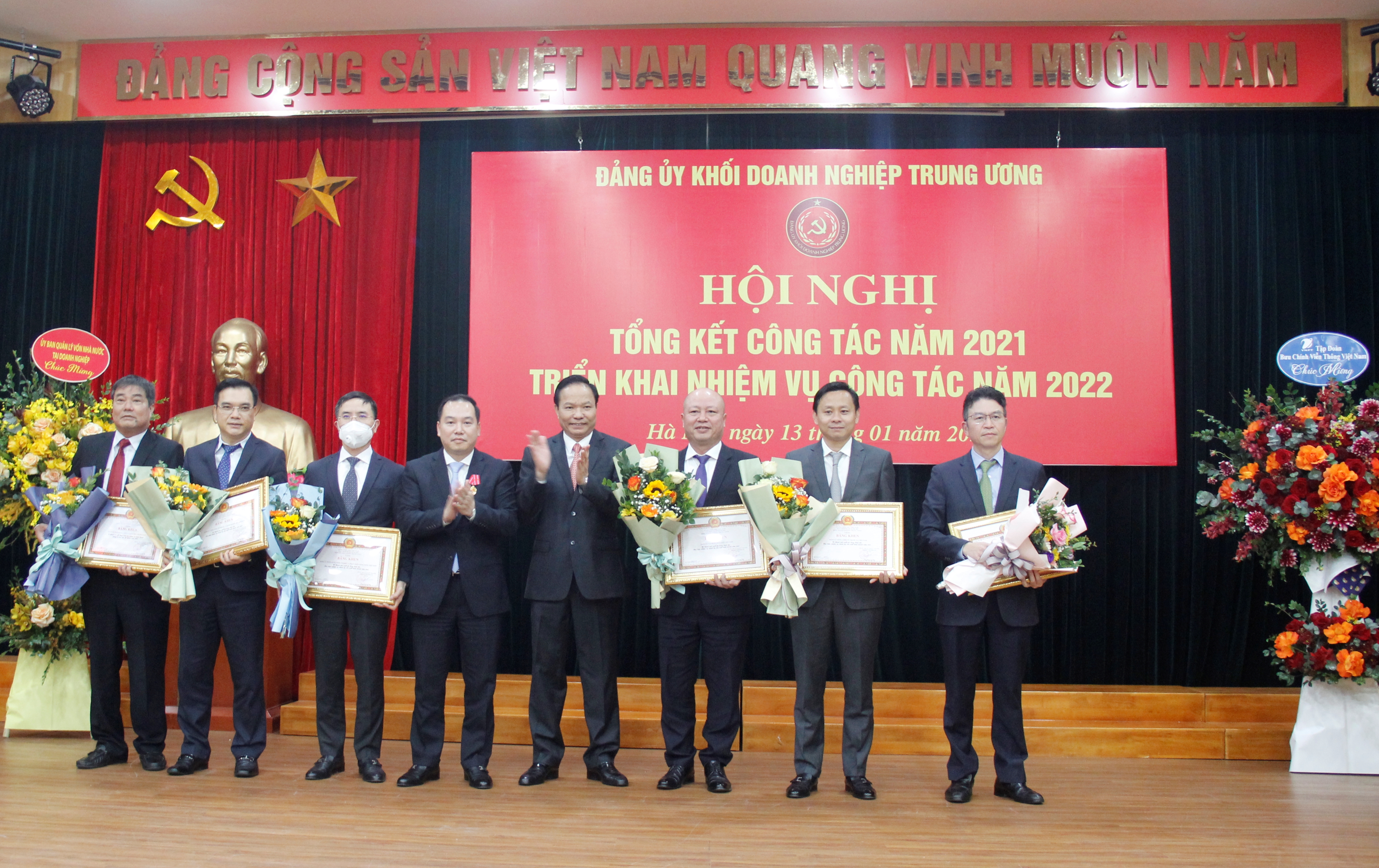 Đồng chí Lê Văn Châu và đồng chí Hồ Xuân Trường, Phó Bí thư Đảng uỷ Khối trao tặng Bằng khen cho 07 đảng ủy trực thuộc có thành tích xuất sắc trong lãnh đạo nhiệm vụ chính trị, sản xuất kinh doanh năm 2021.
