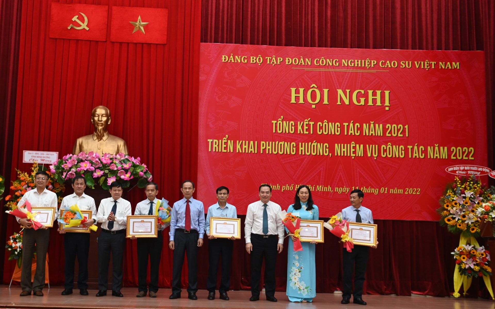 Phó Bí thư Đảng uỷ Khối Doanh nghiệp Trung ương Hồ Xuân Trường và Chủ tịch HĐQT VRG trao Bằng khen cho 6 cơ sở Đảng đạt thành tích hoàn thành xuất sắc nhiệm vụ tiêu biểu năm 2021.