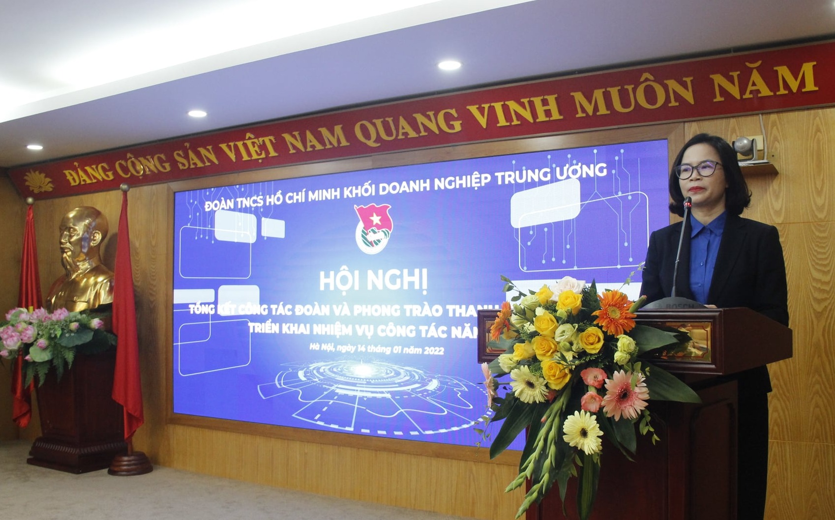 Đồng chí Hoàng Thị Minh Thu, Uỷ viên BTV Trung ương Đoàn, Uỷ viên BCH Đảng bộ Khối, Bí thư Đoàn Khối Doanh nghiệp Trung ương phát biểu.
