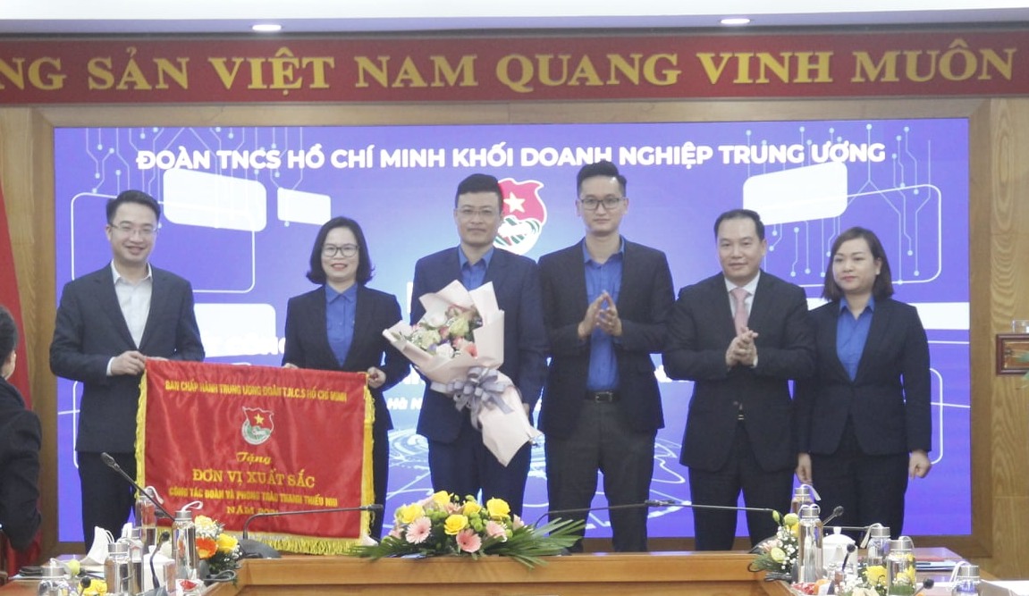 Đồng chí Nguyễn Tường Lâm, Bí thư BCH Trung ương Đoàn và đồng chí Hồ Xuân Trường, Phó Bí thư Đảng uỷ Khối Doanh nghiệp Trung ương trao tặng cờ và hoa cho tập thể Đoàn Khối Doanh nghiệp Trung ương.  Với những thành tích đã đạt được, Đoàn Khối Doanh nghiệp Trung ương vinh dự nhận Cờ thi đua đơn vị xuất sắc trong công tác Đoàn và phong trào thanh niên năm 2021.