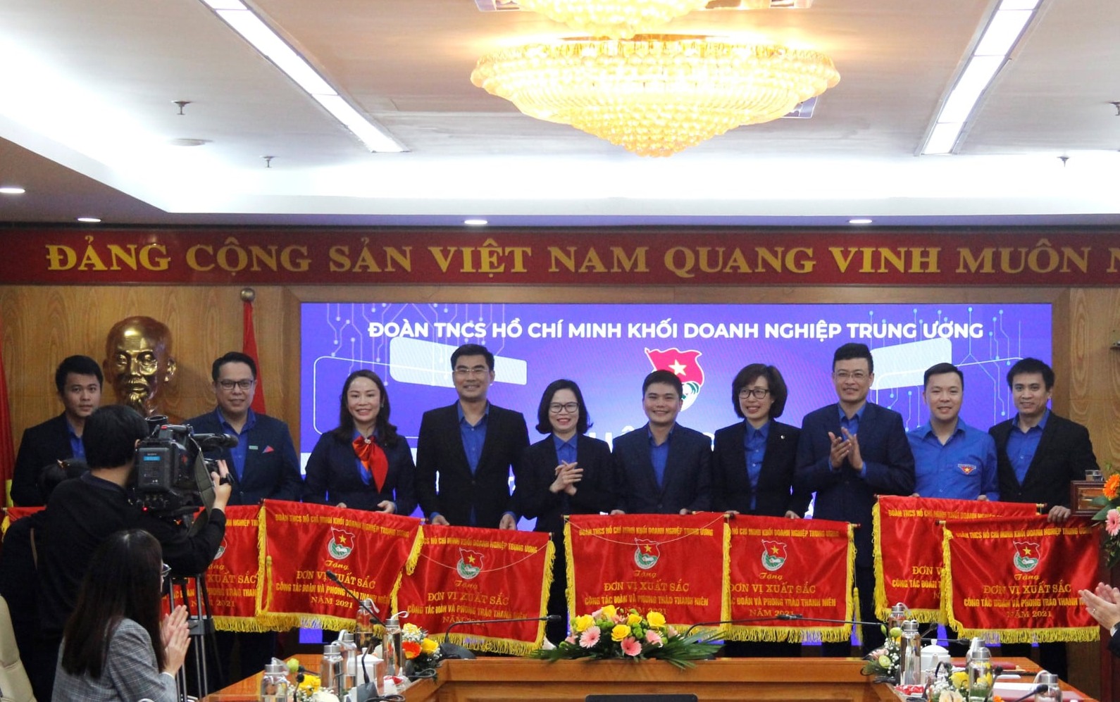 Đồng chí Hoàng Thị Minh Thu, Bí thư Đoàn Khối và đồng chí Nguyễn Văn Quyết, Phó Bí thư thường trực Đoàn Khối trao tặng Cờ của BCH Đoàn Khối Doanh nghiệp Trung ương cho các tập thể có xếp loại xuất sắc trong công tác Đoàn và phong trào thanh niên năm 2021.