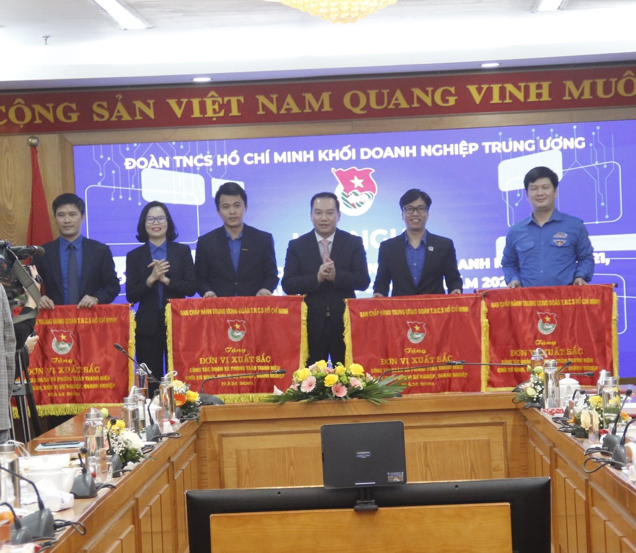 Đồng chí Hồ Xuân Trường, Phó Bí thư Đảng uỷ Khối Doanh nghiệp Trung ương và đồng chí Hoàng Thị Minh Thu, Uỷ viên BTV Trung ương Đoàn, Uỷ viên BCH Đảng bộ Khối, Bí thư Đoàn Khối Doanh nghiệp Trung ương trao tặng Cờ của BCH Trung ương Đoàn cho 04 tập thể của Khối có thành tích xuất sắc trong công tác Đoàn và phong trào thanh niên khối cơ quan, đơn vị sự nghiệp, doanh nghiệp năm 2021.