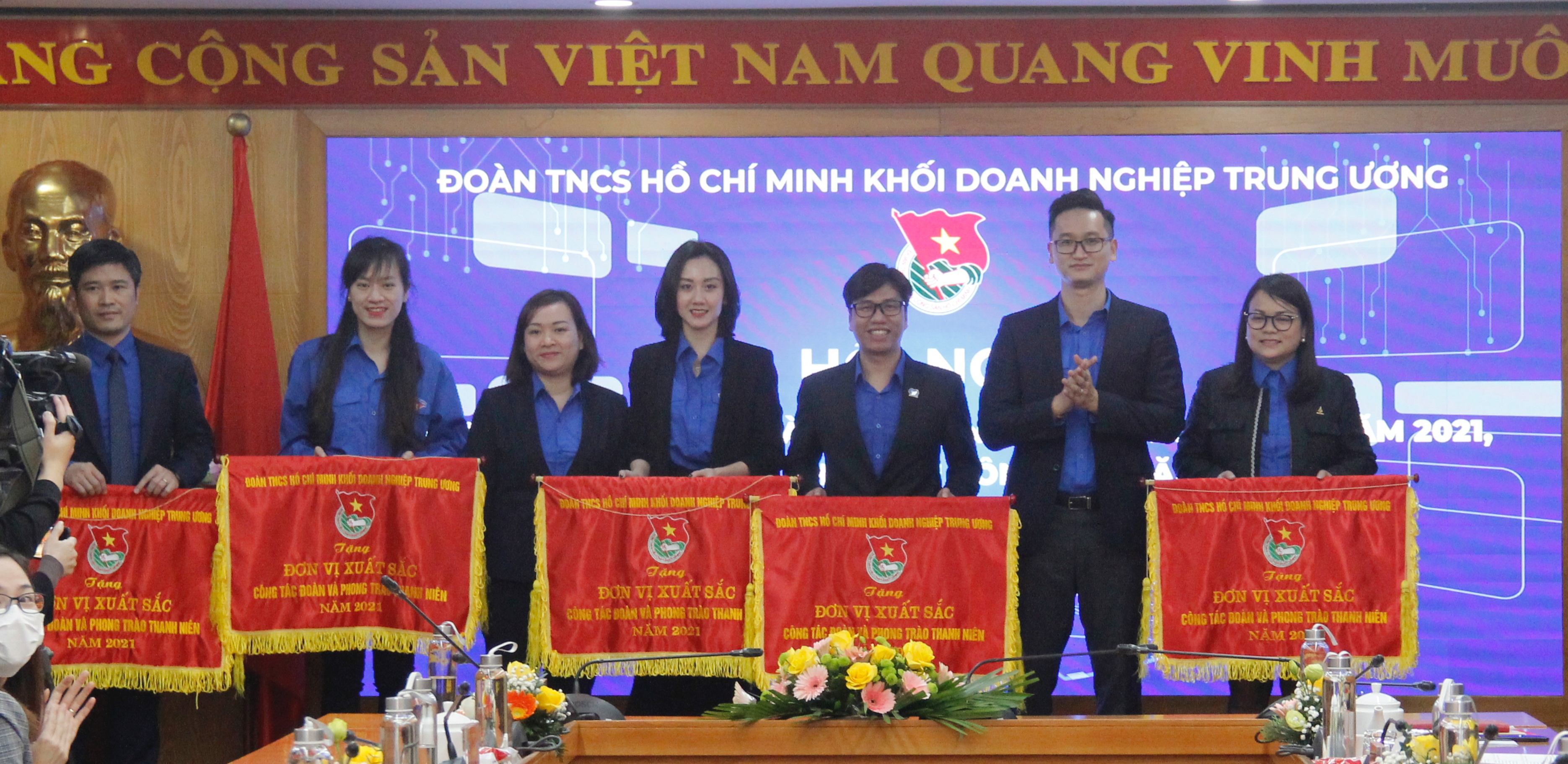 Đồng chí Trần Thị Ngọc Quỳnh, Phó Bí thư Đoàn Khối và đồng chí Đỗ Khắc Dũng, Phó Bí thư Đoàn Khối trao tặng Cờ của BCH Đoàn Khối Doanh nghiệp Trung ương cho các tập thể có xếp loại xuất sắc trong công tác Đoàn và phong trào thanh niên năm 2021.