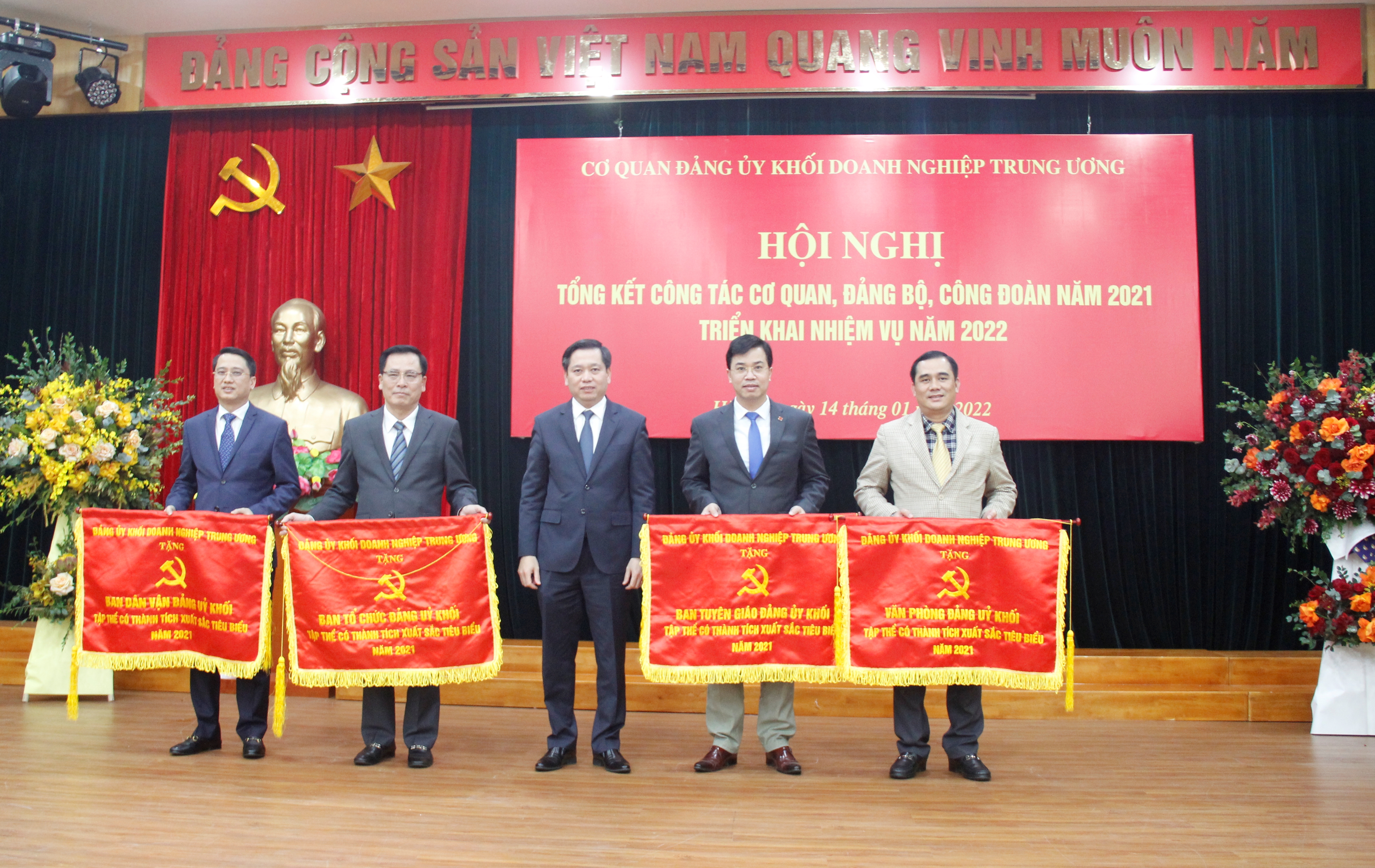 Đồng chí Nguyễn Long Hải, Ủy viên dự khuyết BCH Trung ương Đảng, Bí thư Đảng ủy Khối, Thủ trưởng Cơ quan Đảng ủy Khối trao “Cờ thi đua của Đảng ủy Khối” cho 04 tập thể.