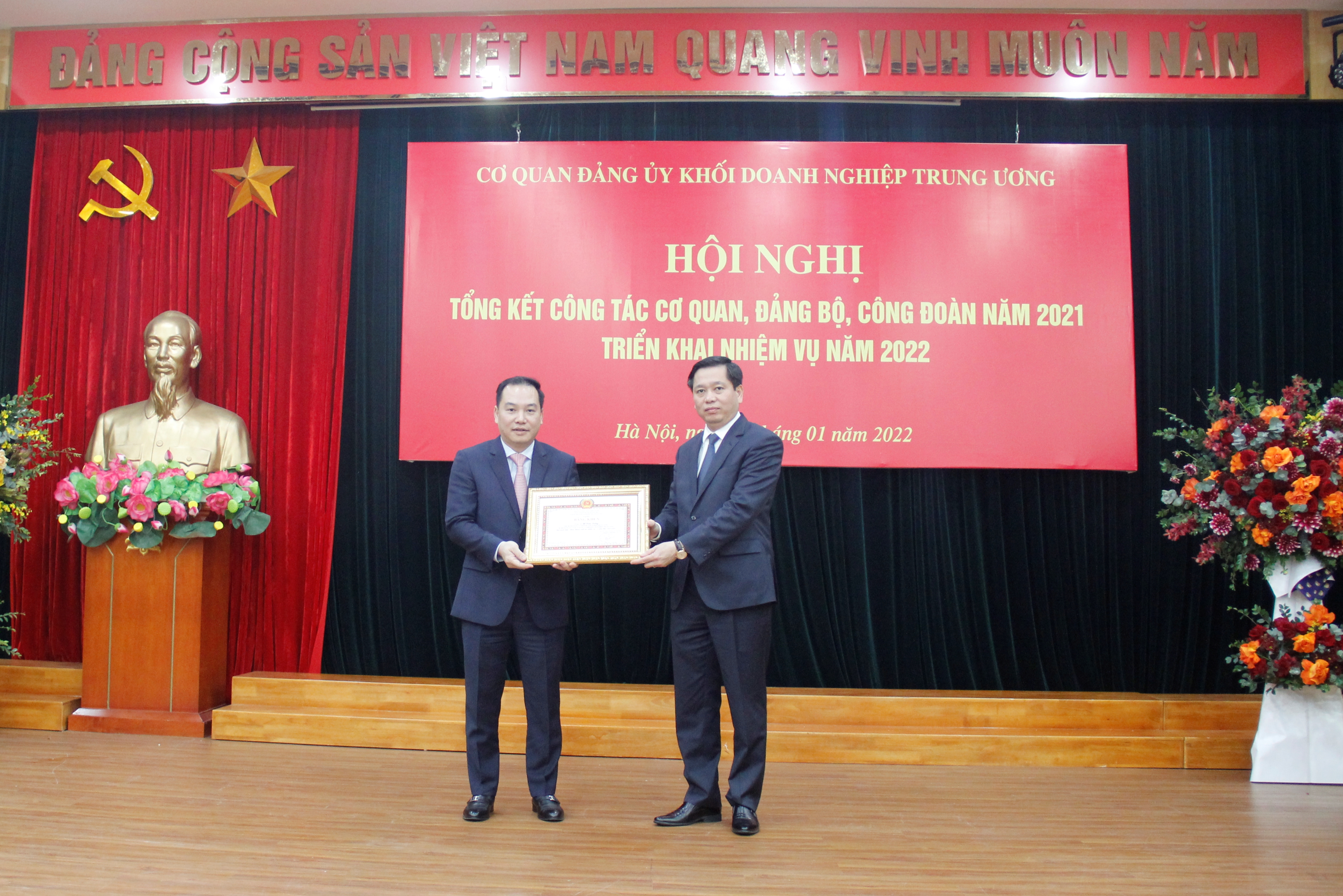 Đồng chí Nguyễn Long Hải, Ủy viên dự khuyết BCH Trung ương Đảng, Bí thư Đảng ủy Khối, Thủ trưởng Cơ quan Đảng ủy Khối trao Bằng khen cho đồng chí Hồ Xuân Trường, Phó Bí thư Đảng ủy Khối, Bí thư Đảng ủy Cơ quan Đảng ủy Khối  đạt danh hiệu đảng viên “Hoàn thành xuất sắc nhiệm vụ” 05 liền (2017-2021).