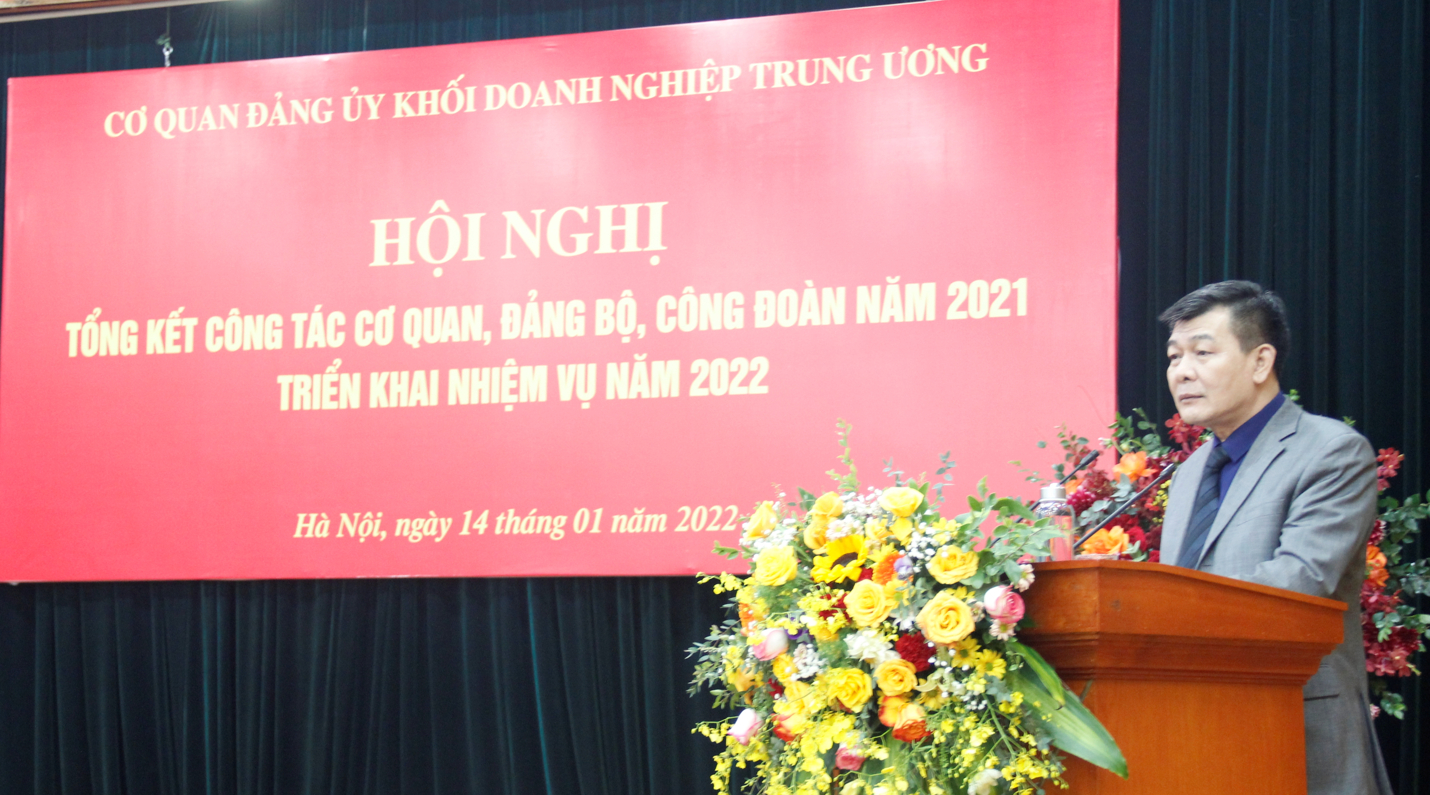 Đồng chí Nguyễn Đức Phong - Phó Bí thư Thường trực Đảng ủy Khối  phát động thi đua năm 2022