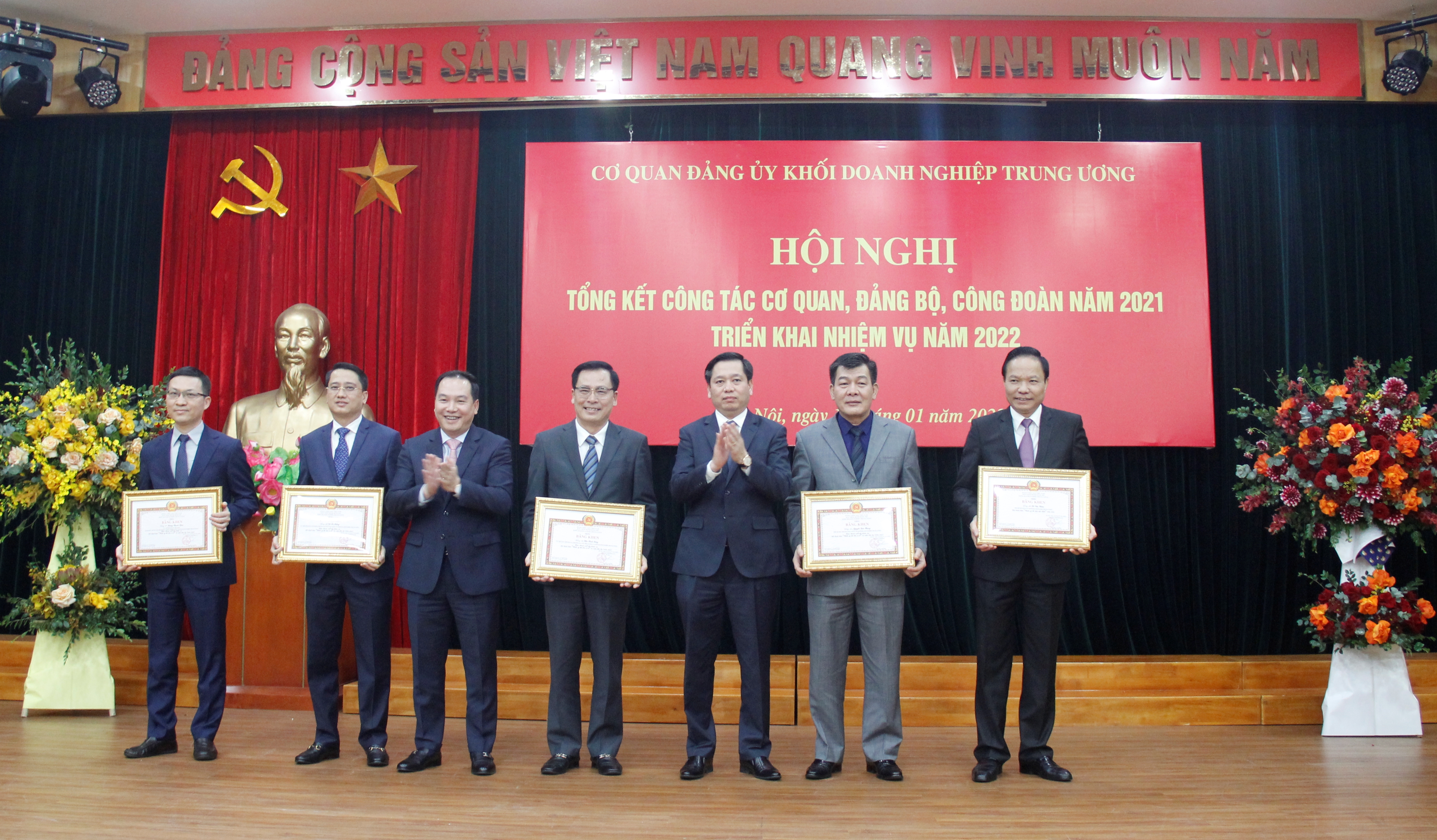 Đồng chí Nguyễn Long Hải, Ủy viên dự khuyết BCH Trung ương Đảng, Bí thư Đảng ủy Khối, Thủ trưởng Cơ quan Đảng ủy Khối và đồng chí Hồ Xuân Trường, Phó Bí thư Đảng ủy Khối, Bí thư Đảng ủy Cơ quan Đảng ủy Khối trao Bằng khen cho cá nhân đạt danh hiệu “Chiến sĩ thi đua cấp Khối” năm 2021 và Bằng khen “Chiến sĩ thi đua cơ sở” 02 năm liên tục.