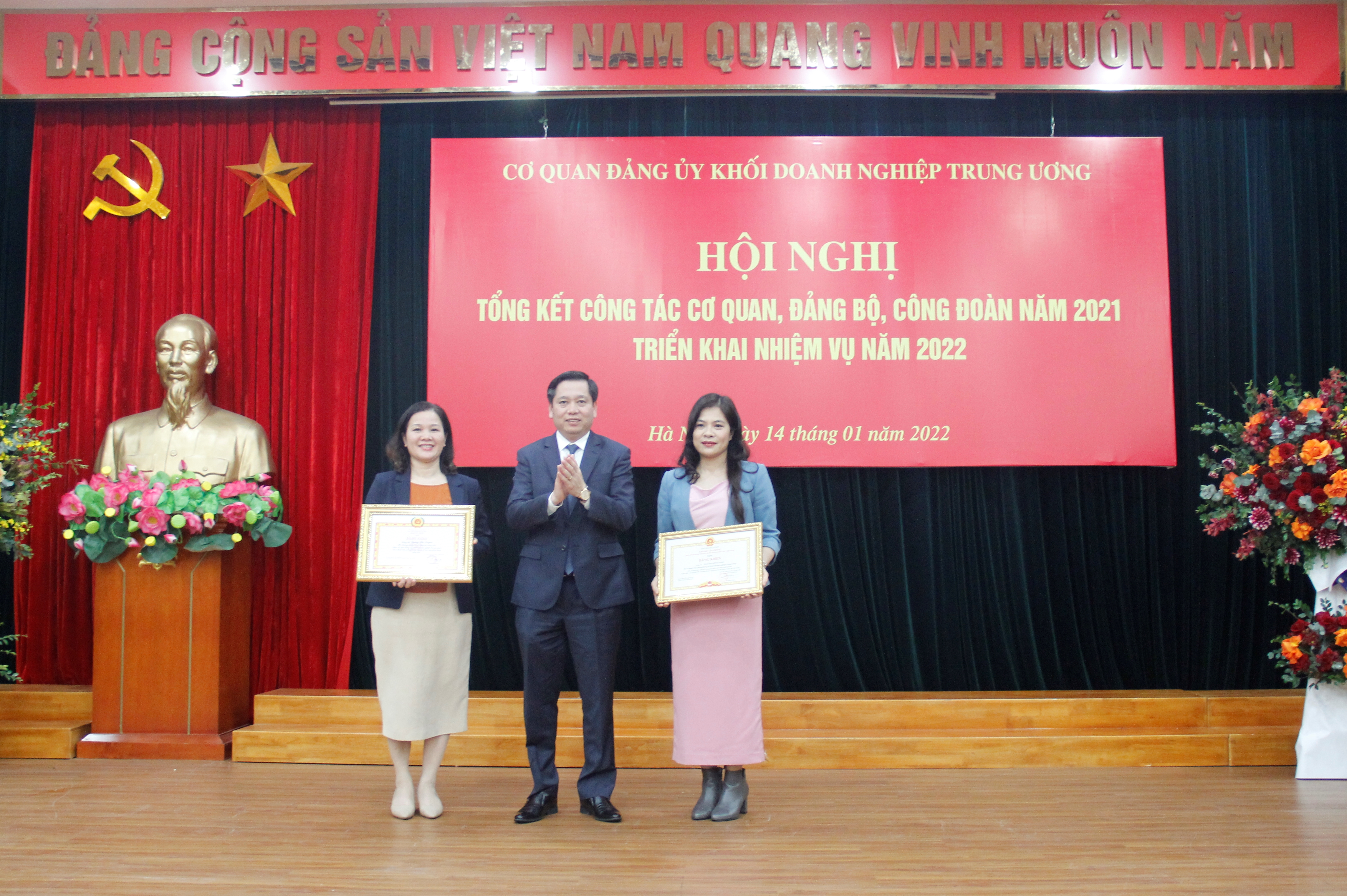 Đồng chí Nguyễn Long Hải, Ủy viên dự khuyết BCH Trung ương Đảng, Bí thư Đảng ủy Khối, Thủ trưởng Cơ quan Đảng ủy Khối trao tặng Bằng khen của Ban Tổ chứ Trung ương và Văn phòng Trung ương cho 02 đồng chí đã có thành tích xuất sắc trong năm 2021.