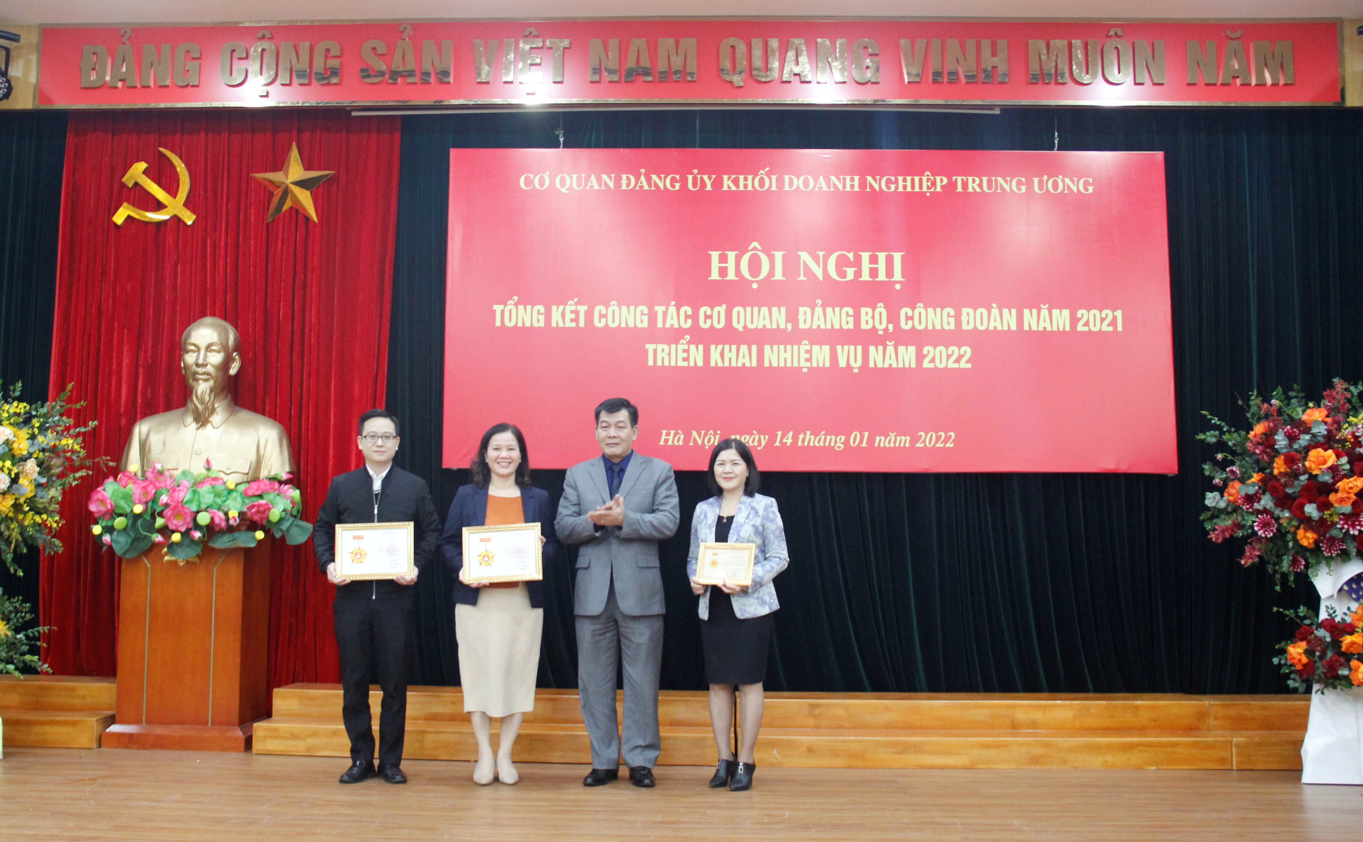 Đồng chí Nguyễn Đức Phong, Phó Bí thư Thường trực Đảng ủy Khối trao tặng Kỷ niệm chương của Ban Tổ chứ Trung ương và Ủy ban Kiểm tra Trung ương cho 03 đồng chí.