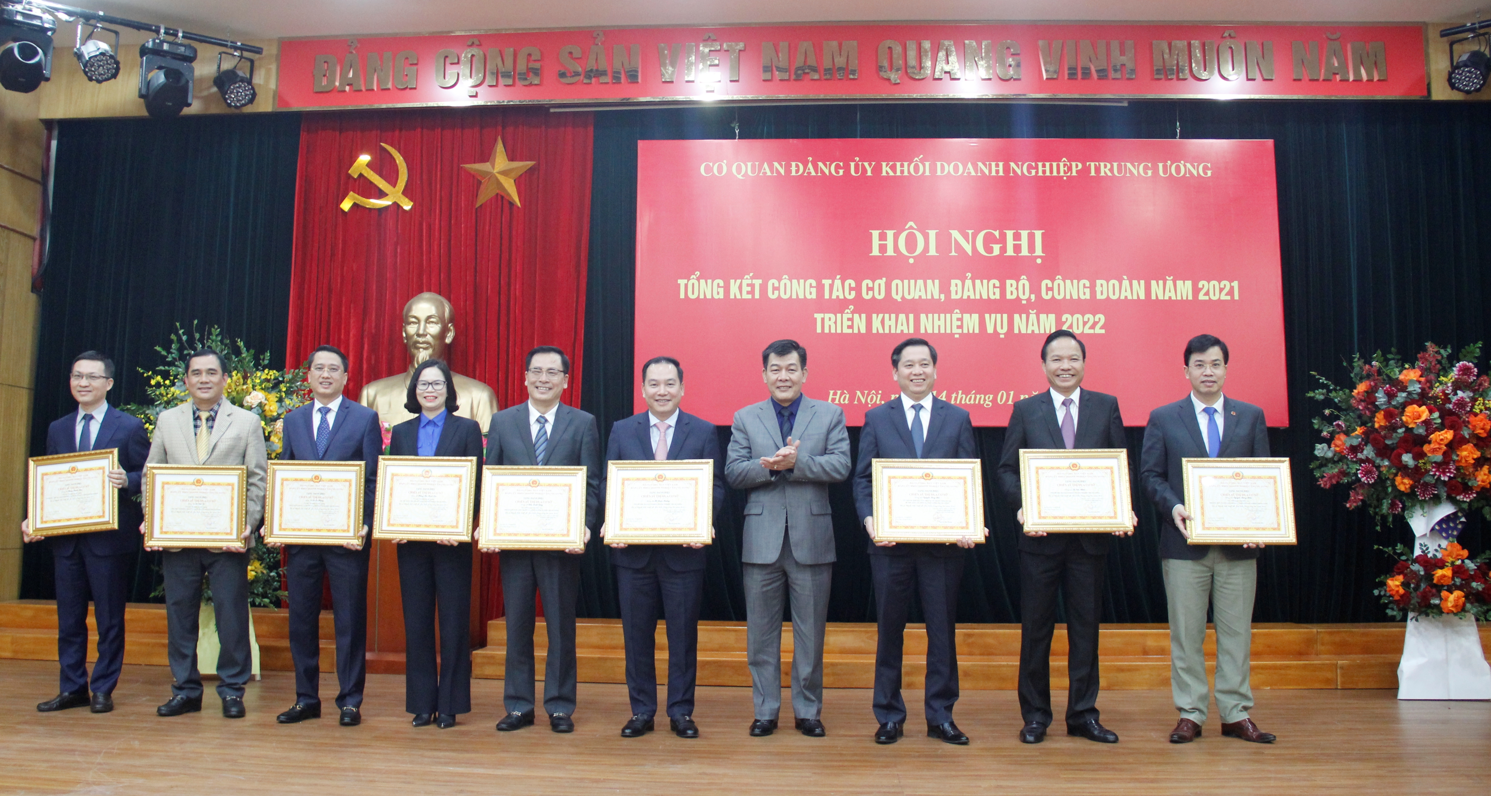 Đồng chí Nguyễn Đức Phong, Phó Bí thư Thường trực Đảng ủy Khối trao chứng nhận cho các cá nhân đạt danh hiệu “Chiến sĩ thi đua cơ sở” năm 2021.
