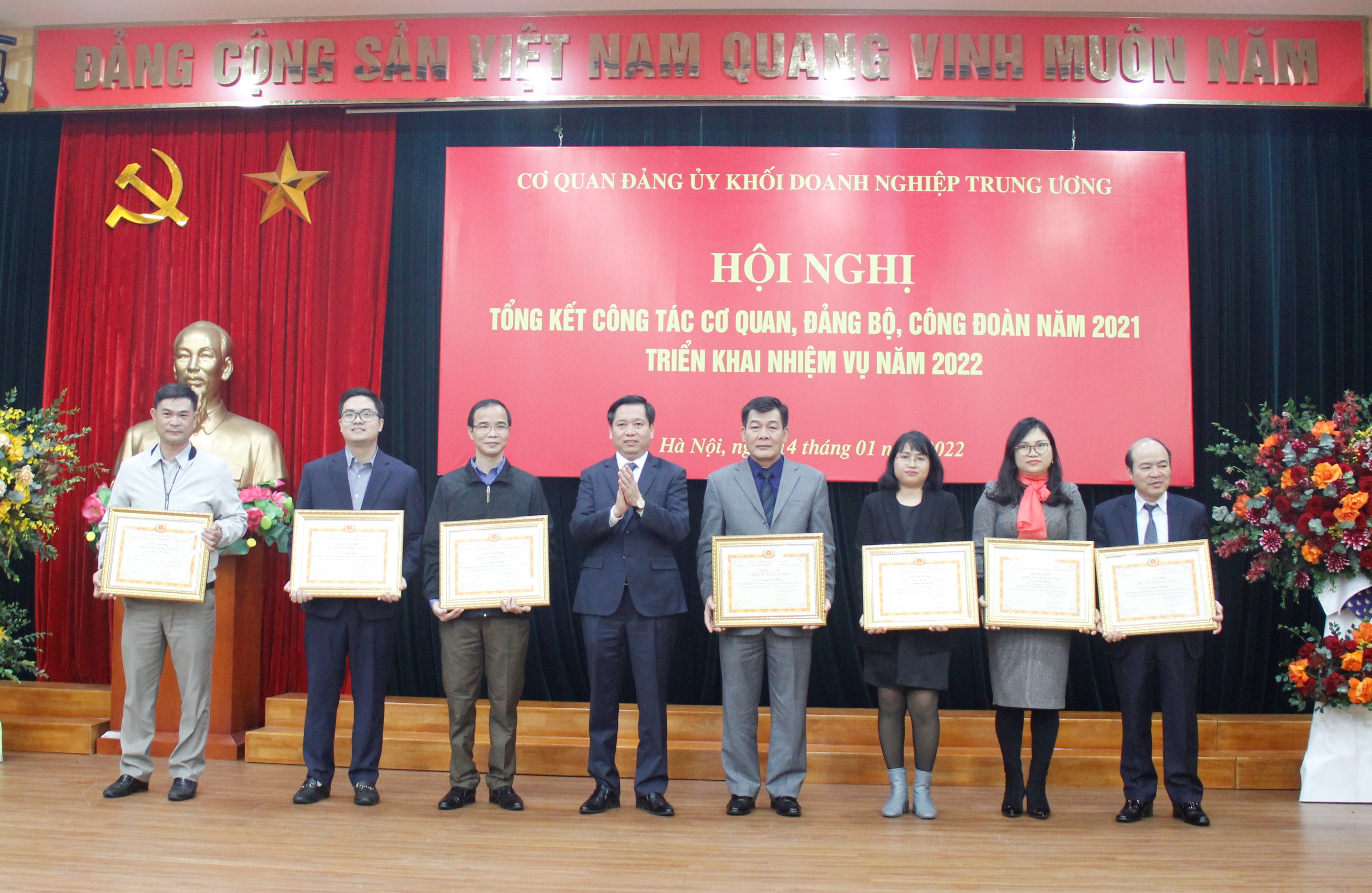 Đồng chí Nguyễn Long Hải, Ủy viên dự khuyết BCH Trung ương Đảng, Bí thư Đảng ủy Khối, Thủ trưởng Cơ quan Đảng ủy Khối trao chứng nhận cho các cá nhân đạt danh hiệu “Chiến sĩ thi đua cơ sở” năm 2021.