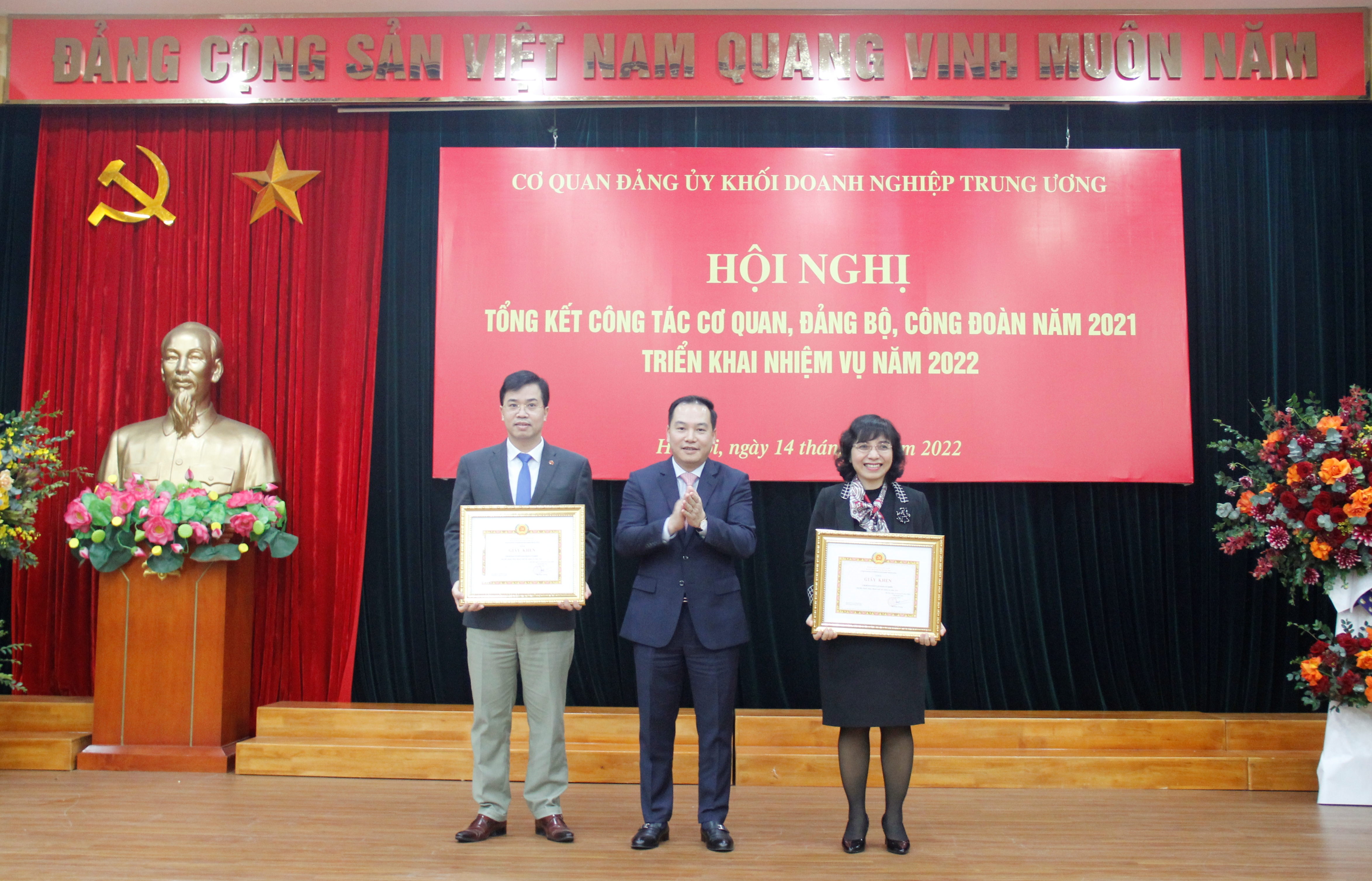 Đồng chí Hồ Xuân Trường, Phó Bí thư Đảng ủy Khối, Bí thư Đảng ủy Cơ quan Đảng ủy Khối trao Giấy khen cho 02 chi bộ “Hoàn thành xuất sắc nhiệm vụ” năm 2021.